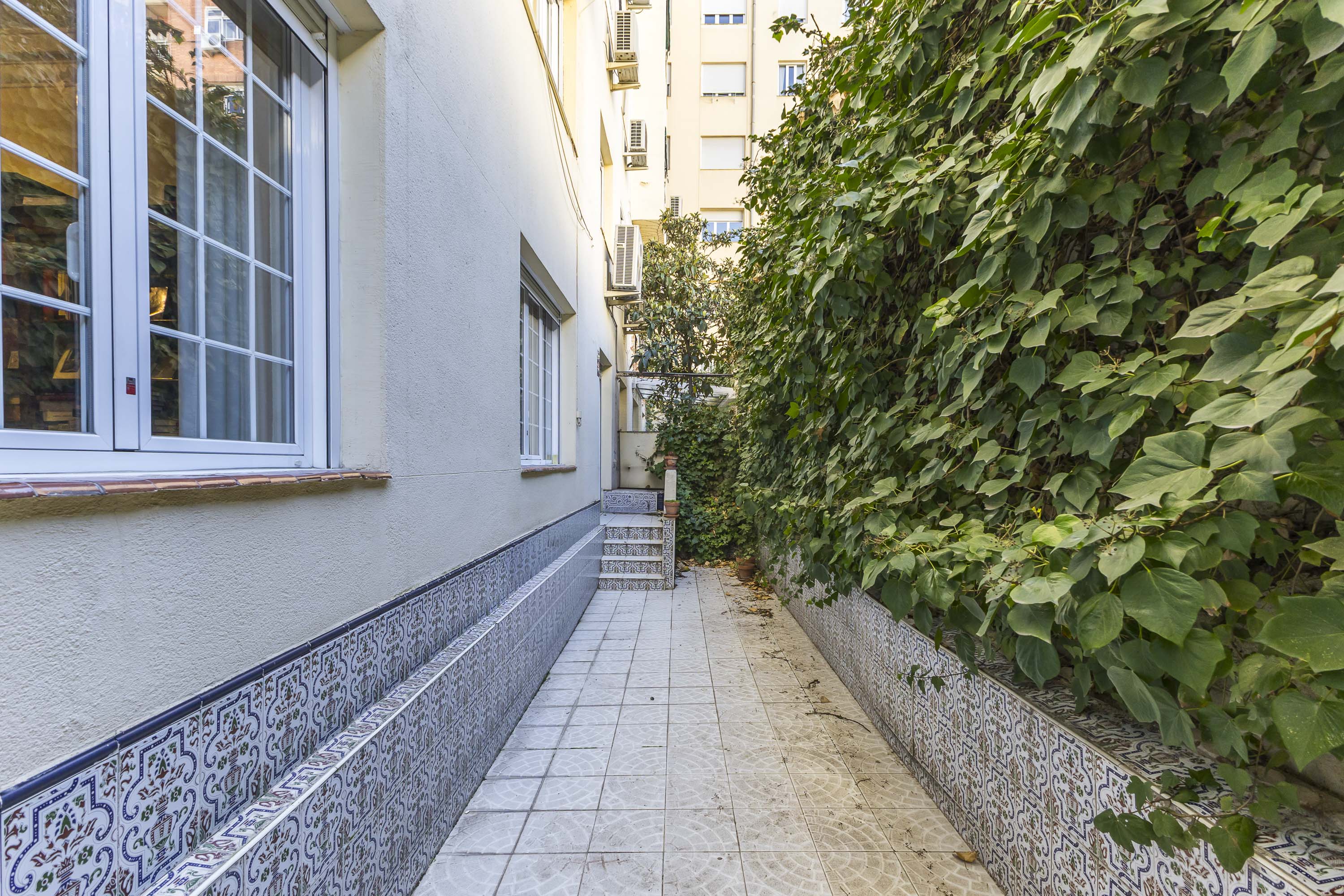 Property with landscaped courtyard on Príncipe de Vergara Street