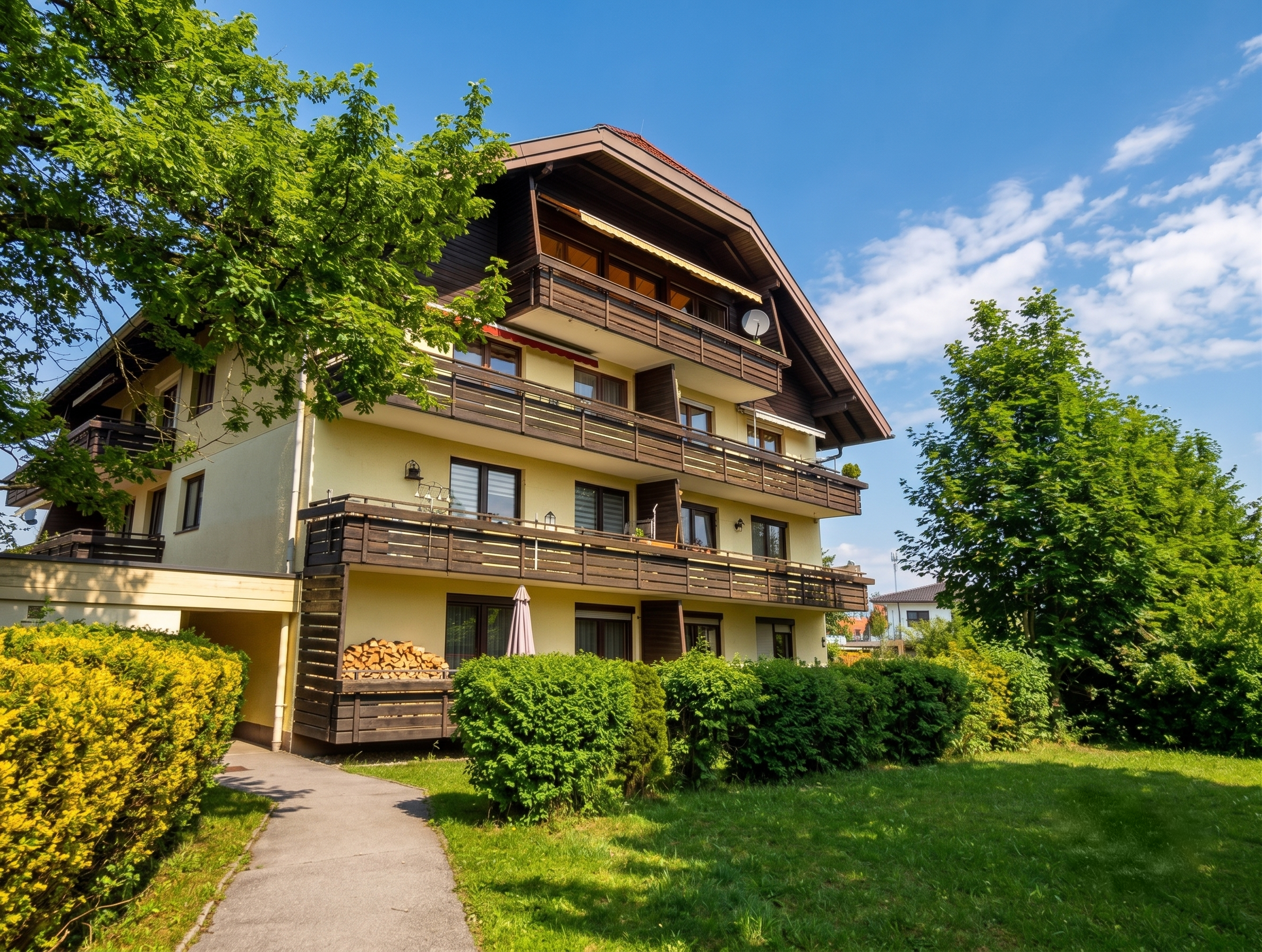 Sunny 4-room top-floor apartment with potential in a quiet residential area of Eugendorf