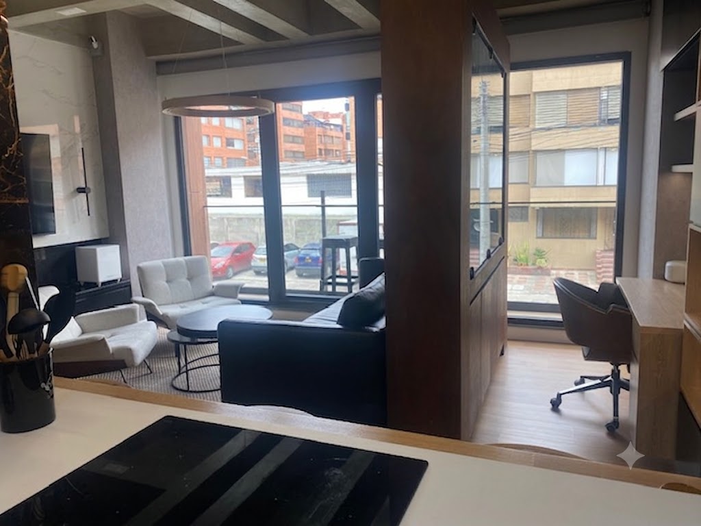 Apartamento con  balcón y diseño amoblado para venta en Chicó