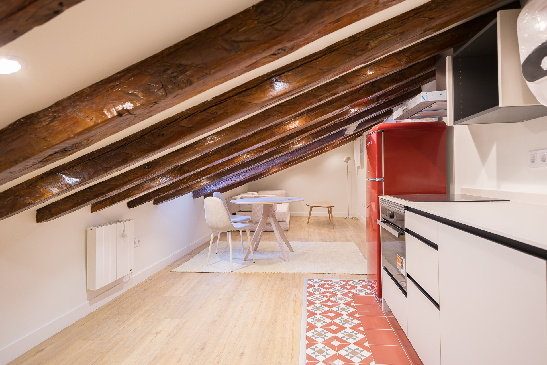 Fully renovated, brand-new designer attic with living room, separate bedroom, and full bathroom in Justicia