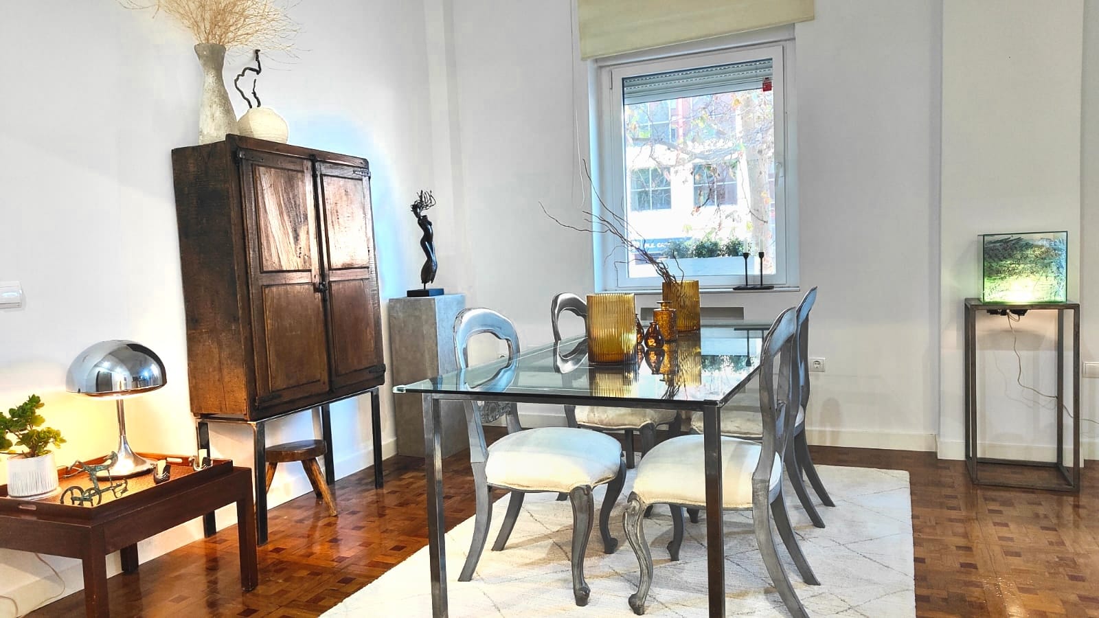 Elegant exterior apartment with views of the prestigious Paseo de la Castellana.
