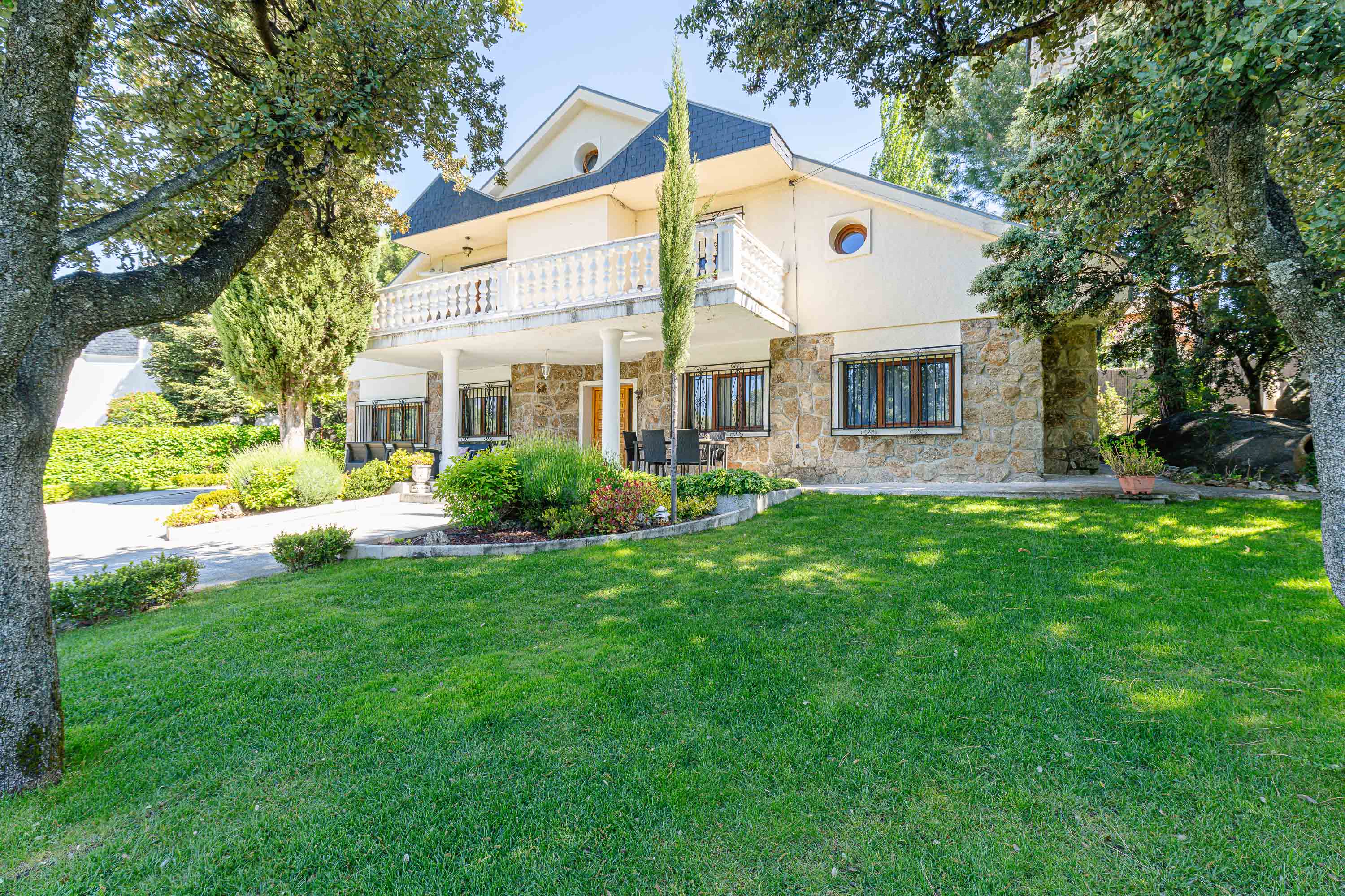 Exclusive detached villa for rent with pool and large plot