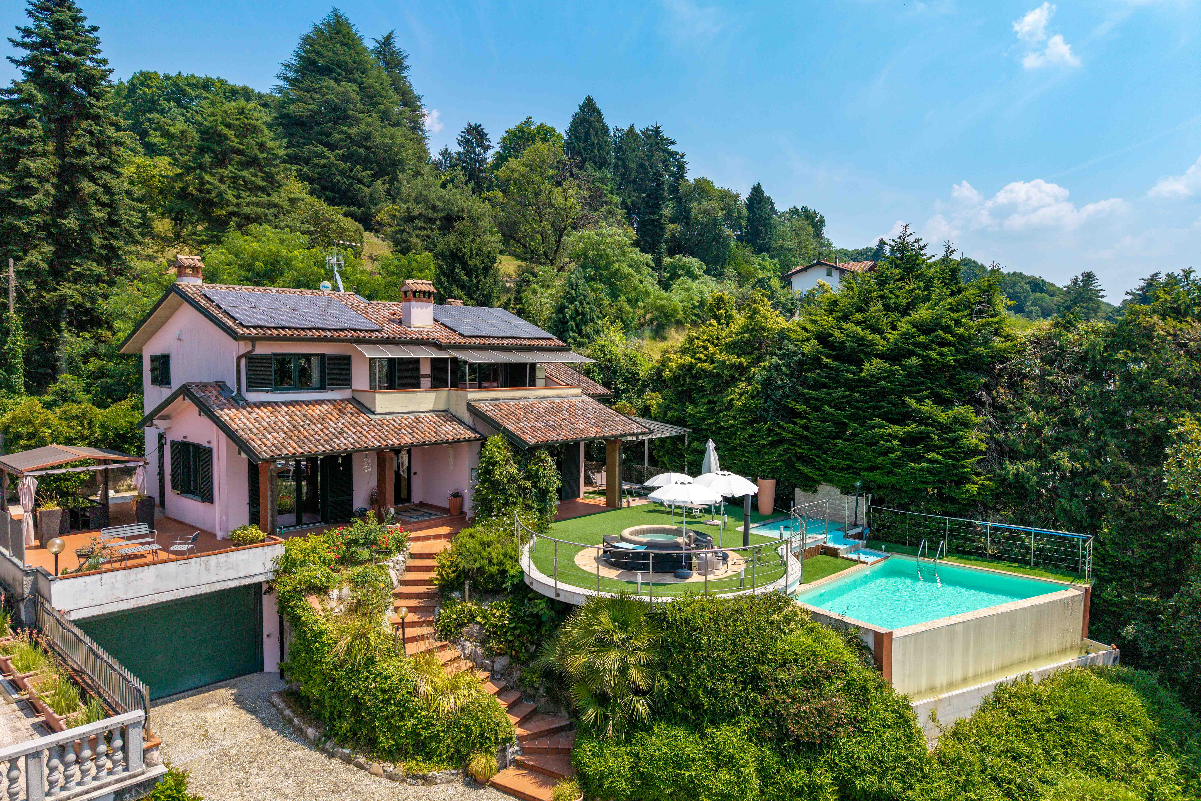 Luxusvilla mit Infinity-Pool und Blick auf den Lago Maggiore
