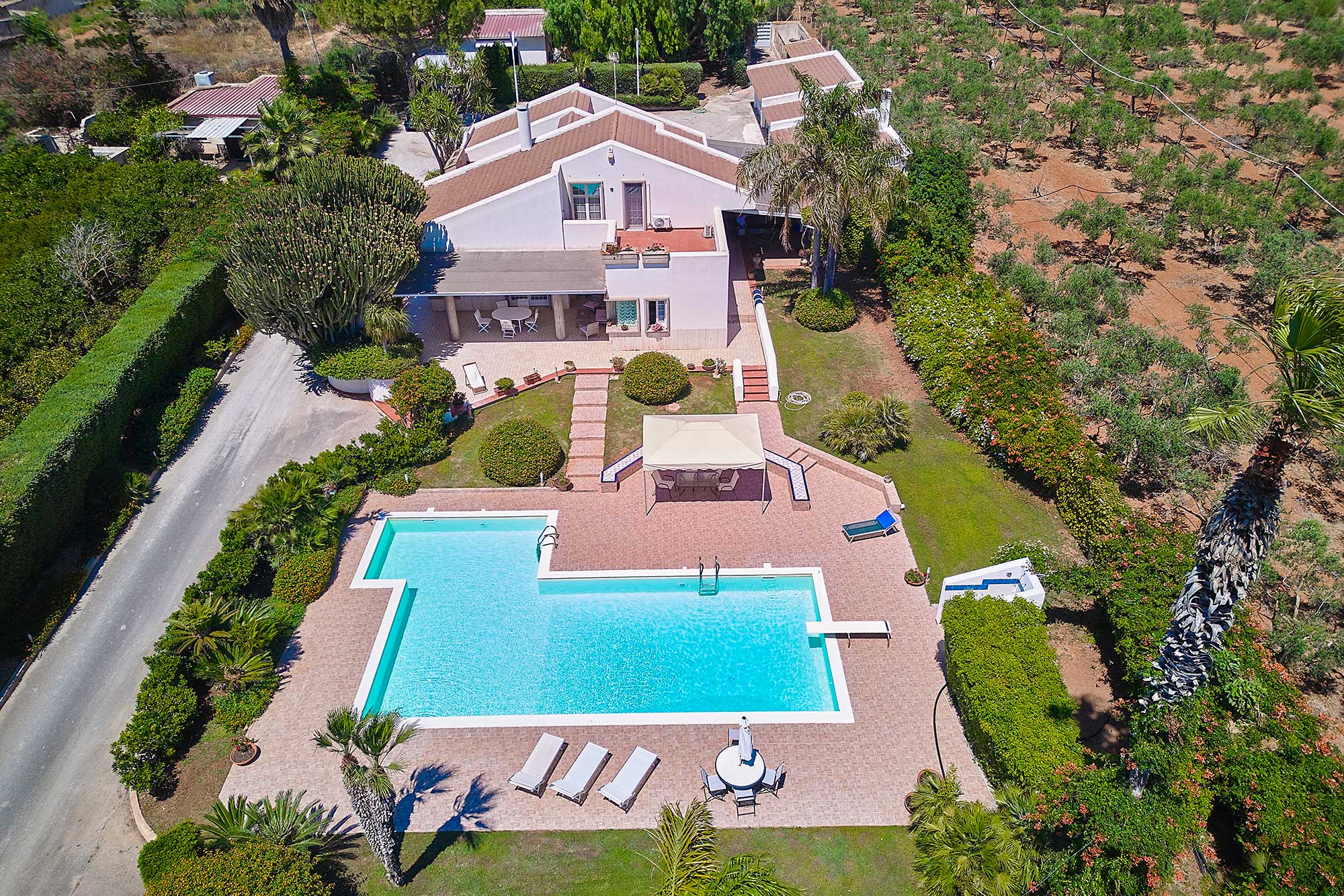 Elegante Villa mit Pool und Gästehaus in einer privaten Oase in Marsala