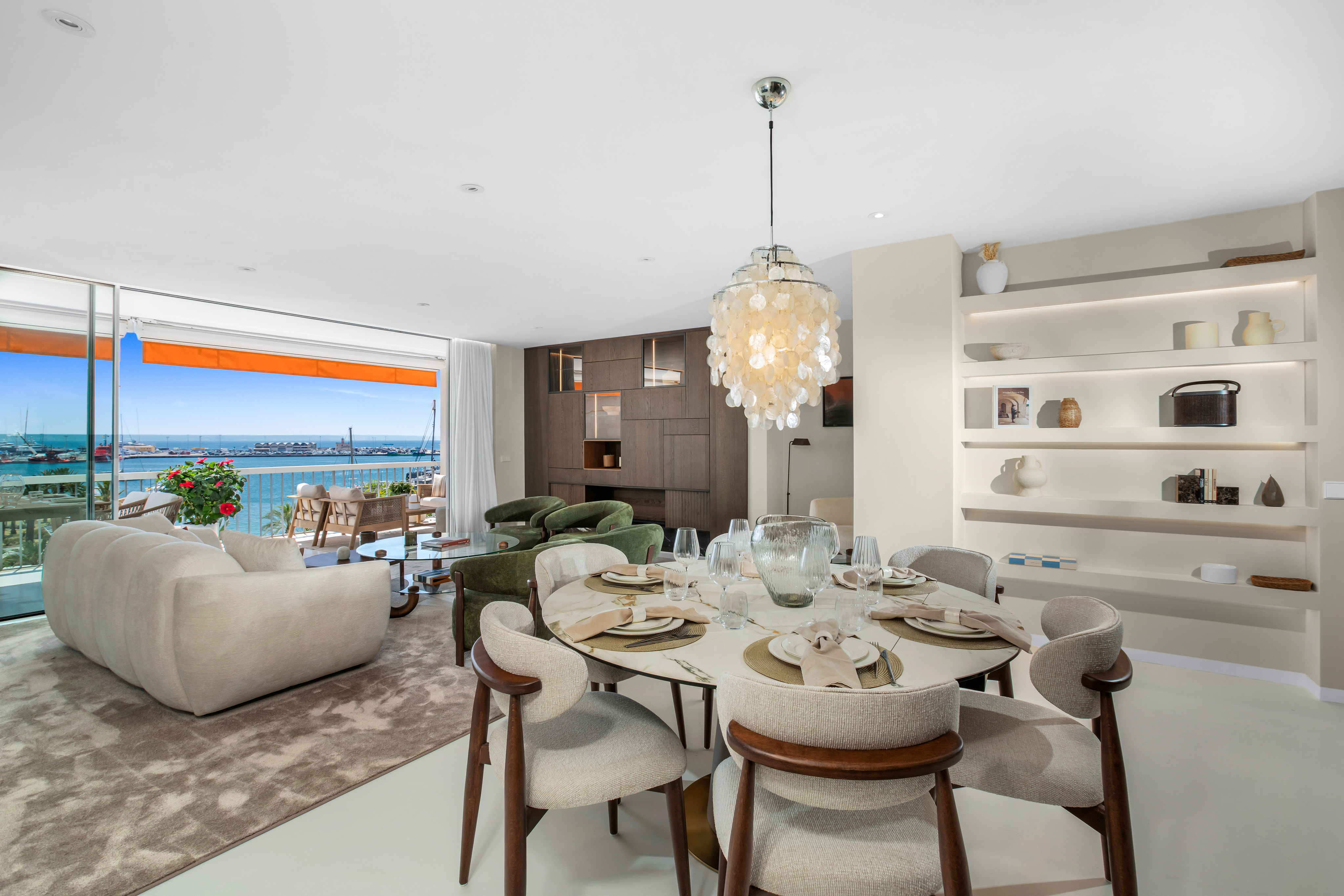 Frontline Paseo Marítimo with panoramic views and parking