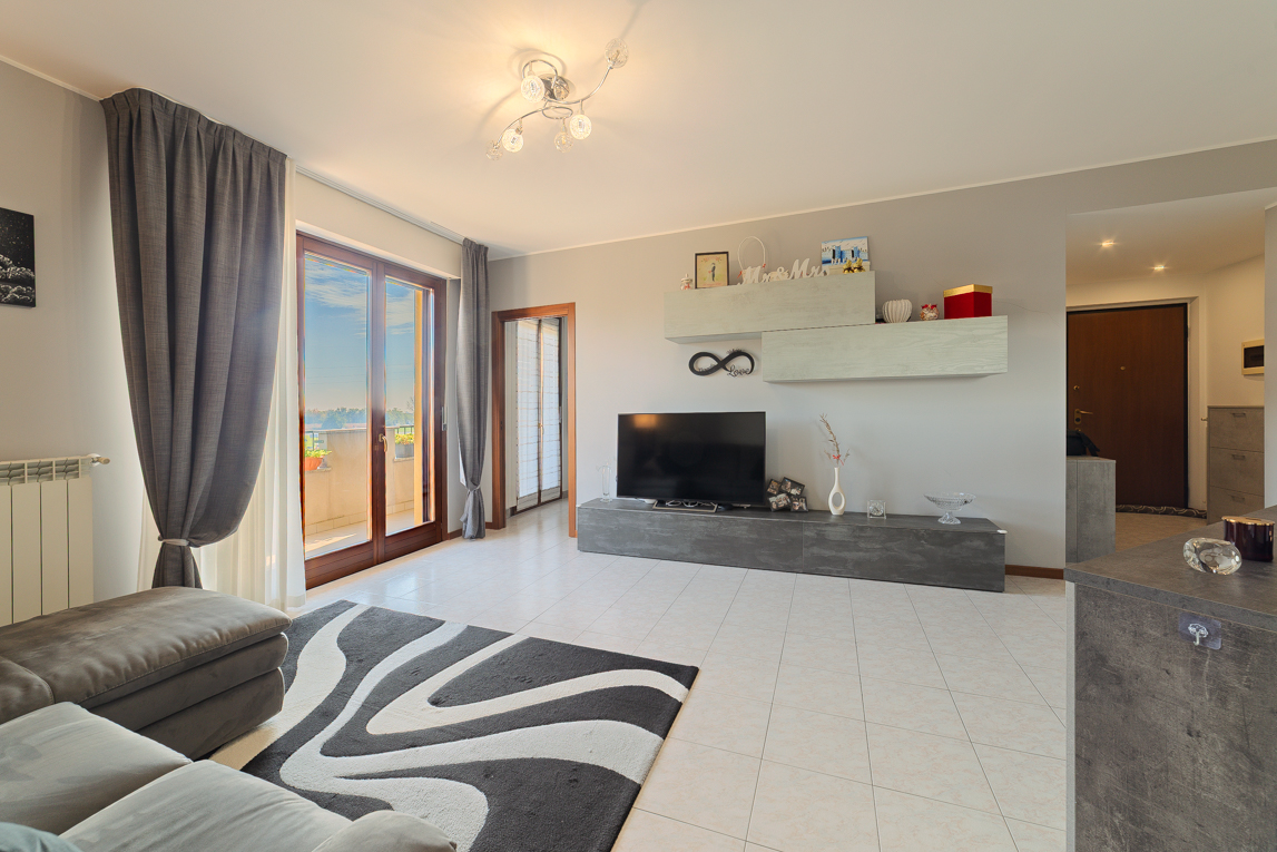 Bright four-room apartment in a strategic location