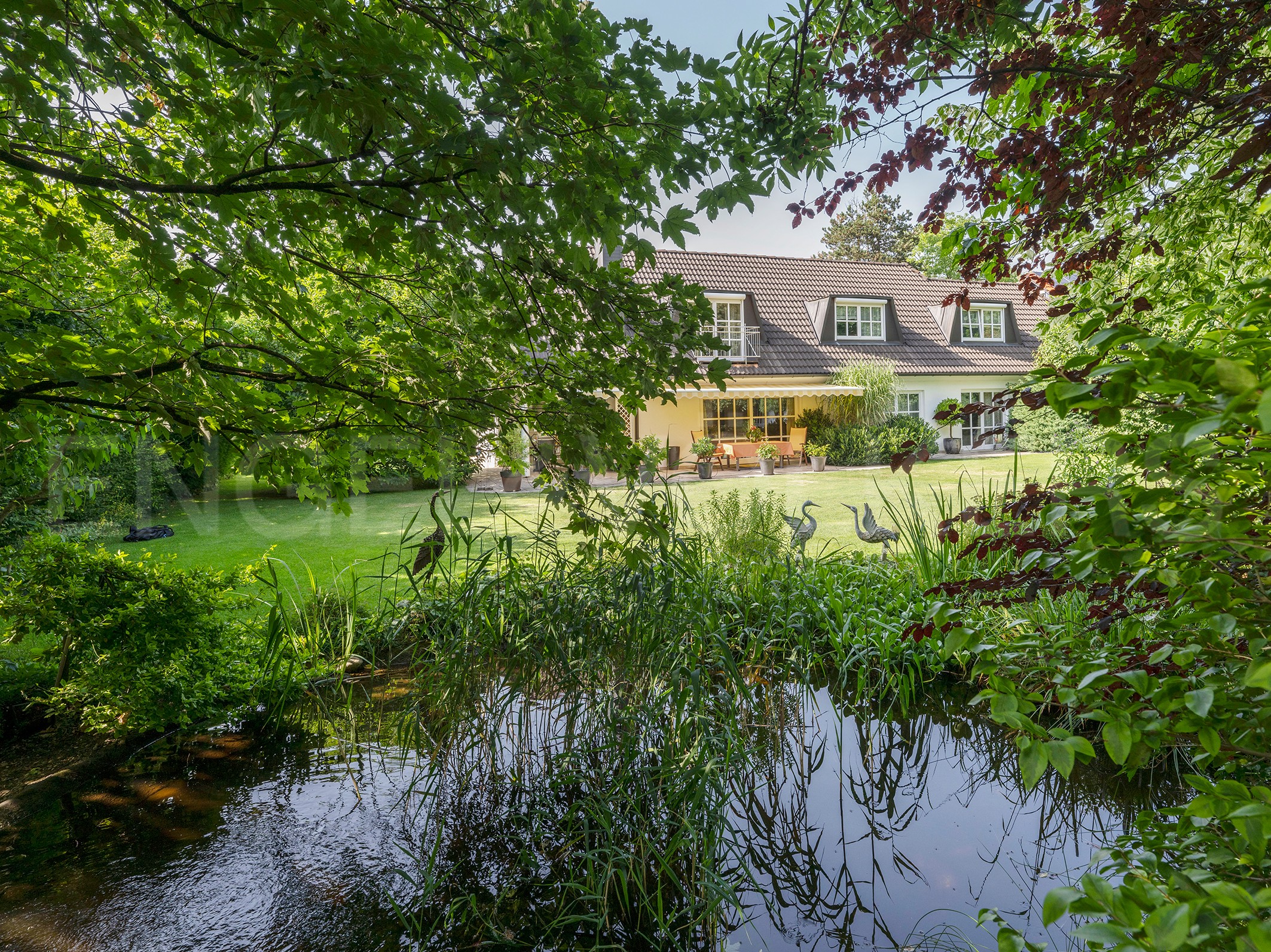 Discreet residence on a dream plot