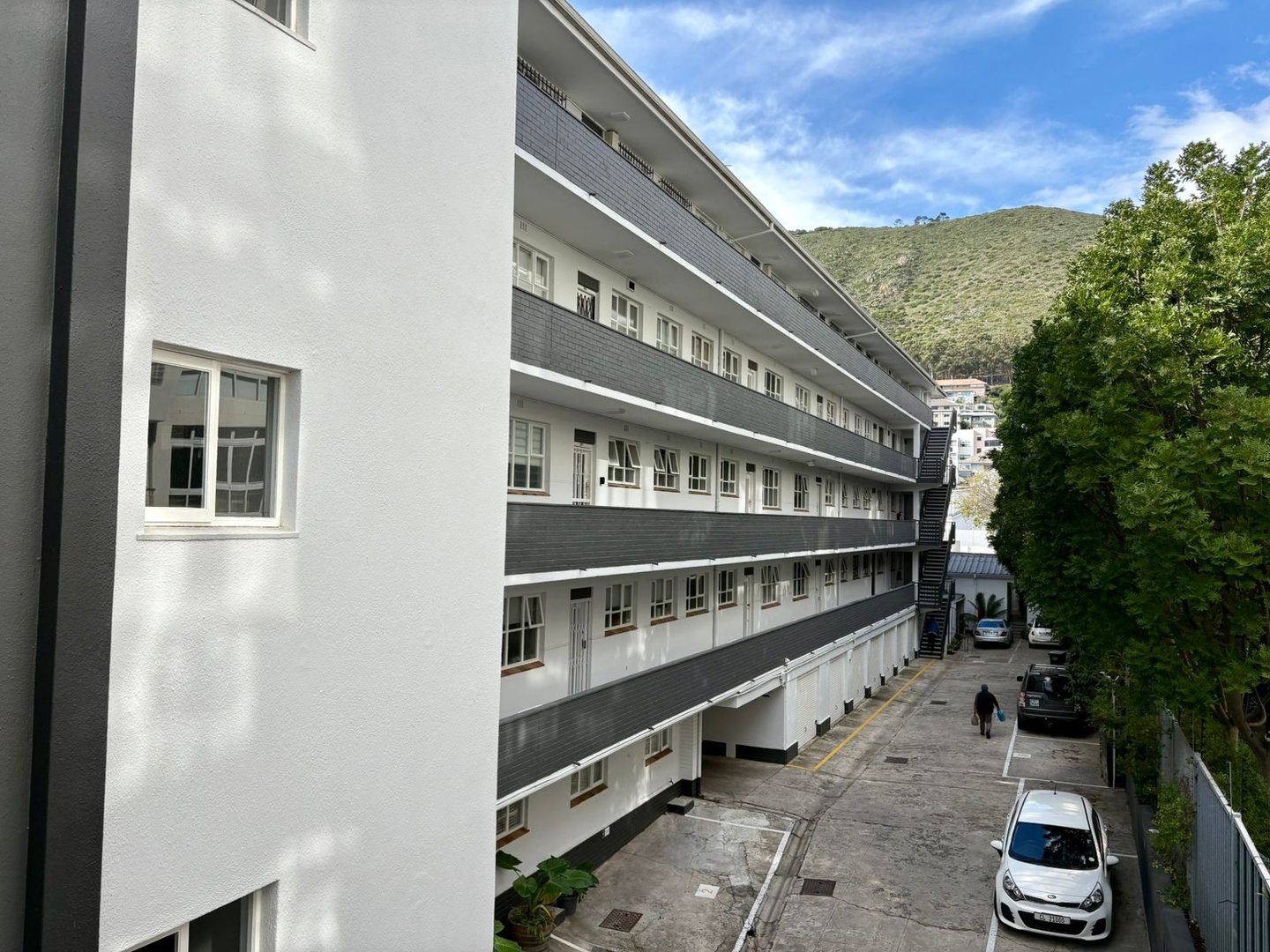 Spacious Studio Apartment to Let in Sea Point