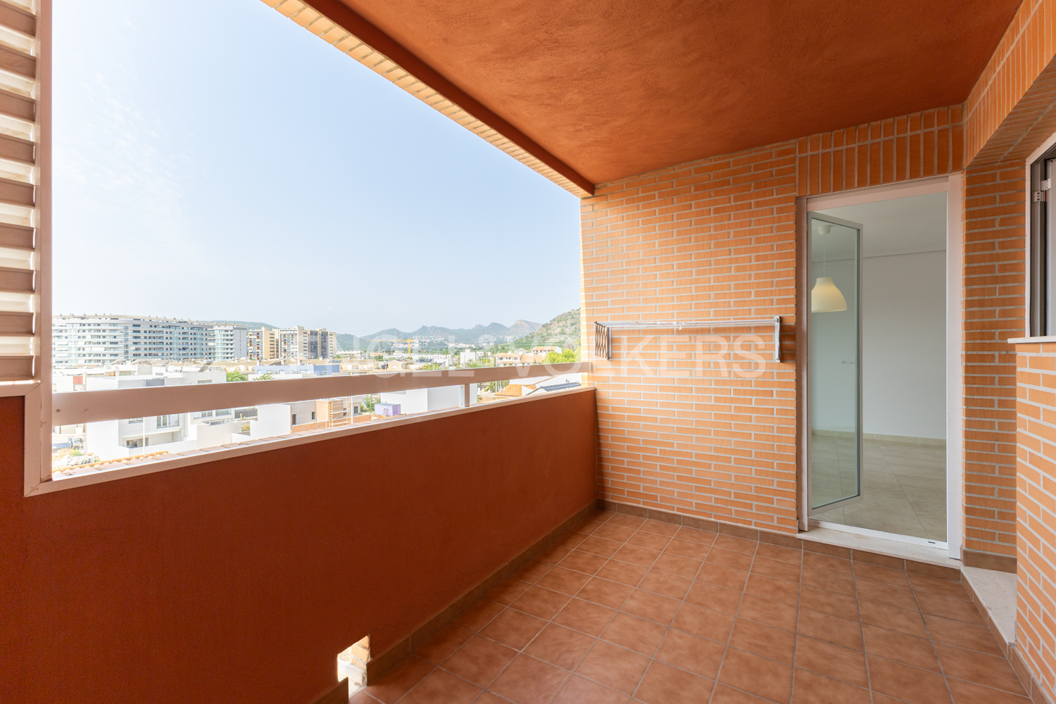 Modern home for rent in the new area of Sagunto – 3 bedrooms, 2 bathrooms, and parking space included in the price.