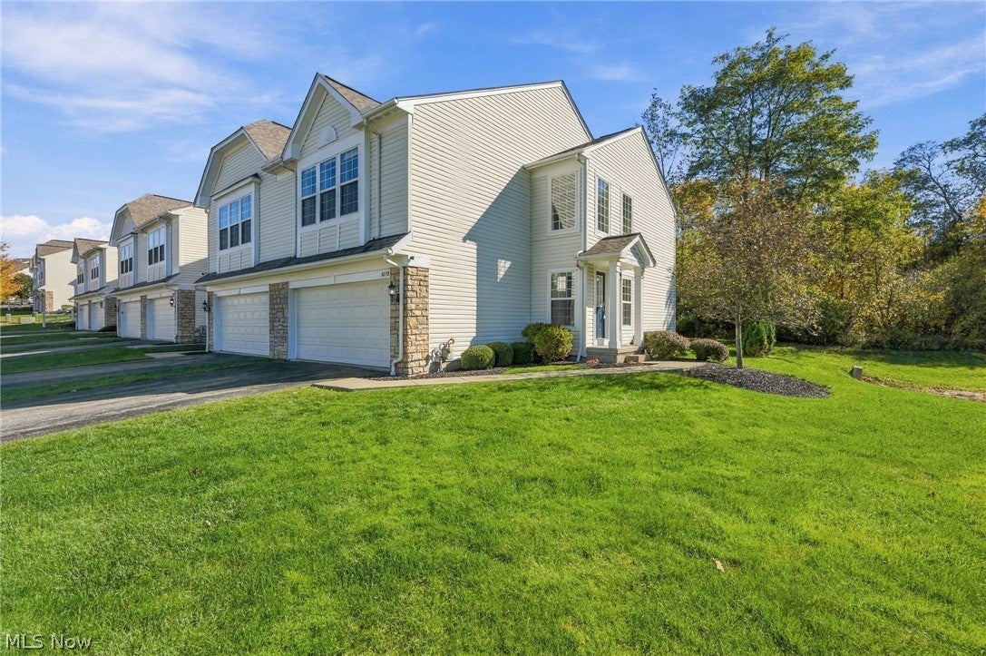 Spacious 3-Bed Townhome in The Courtyards of Montrose Park