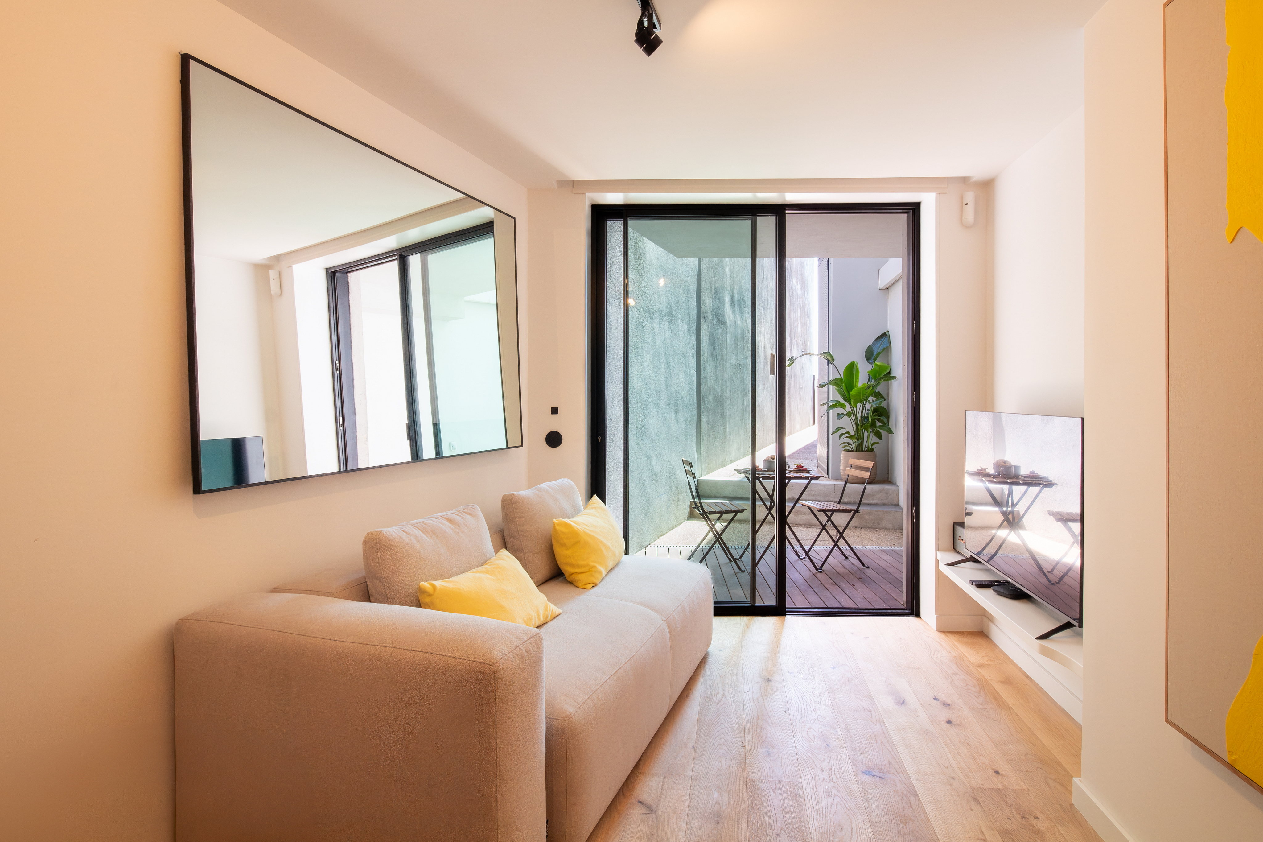 Apartamento T0+2 com acesso direto à 1ª Linha de Mar na Foz do Douro