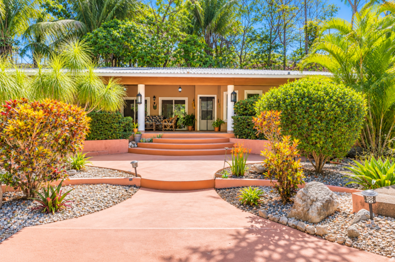 Secluded Tropical Living Minutes from Sámara