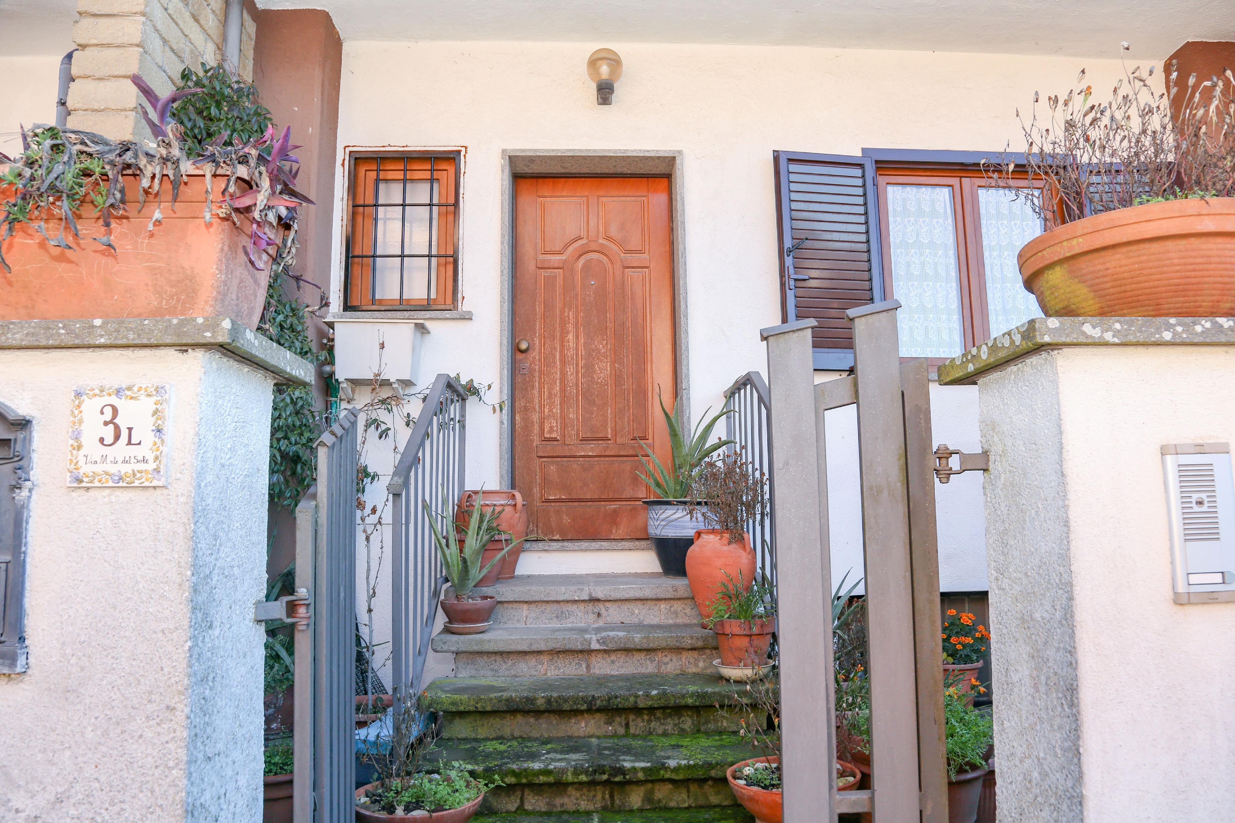 Terraced House, Sutri