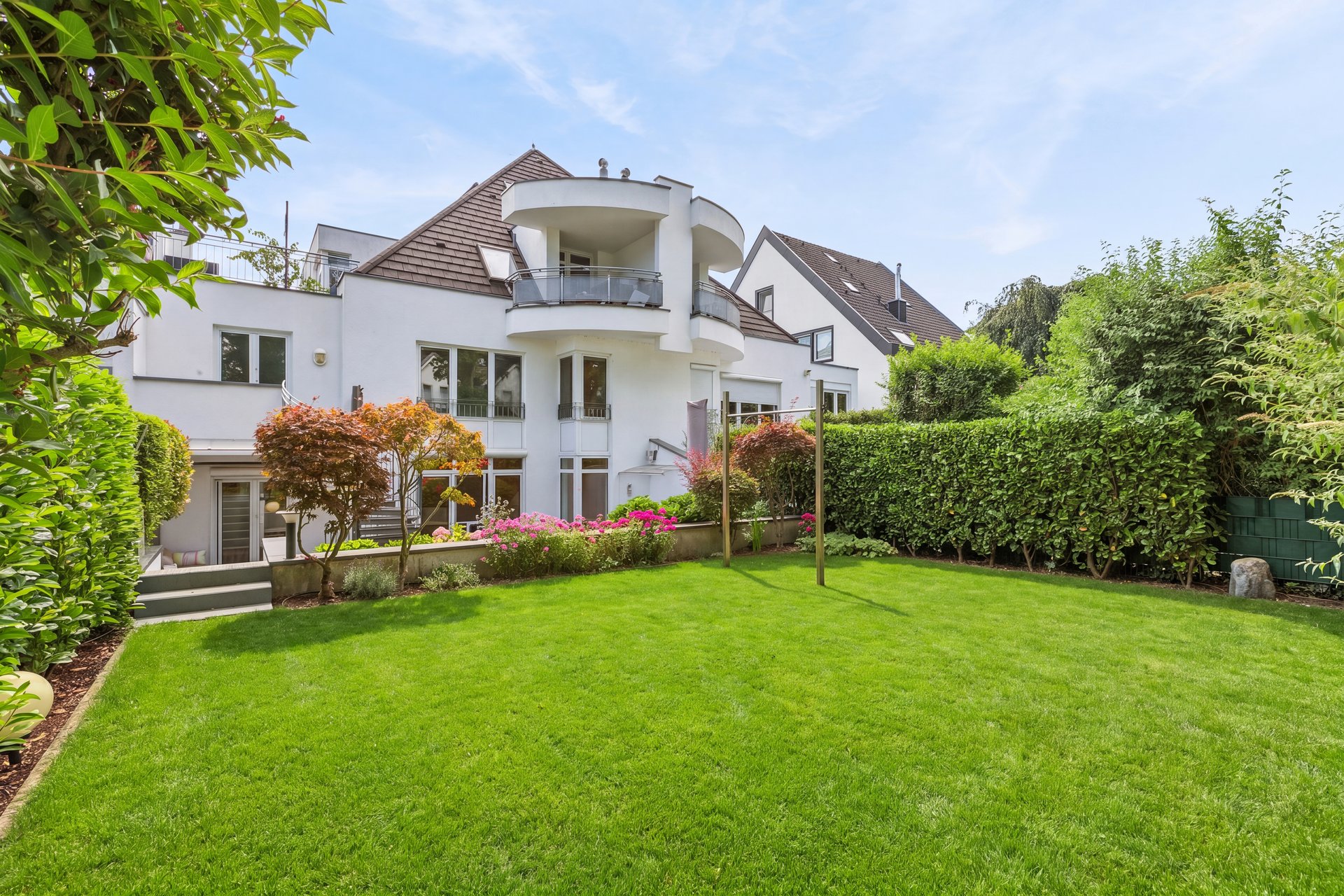 "House within a house" with a dream garden in a prime location