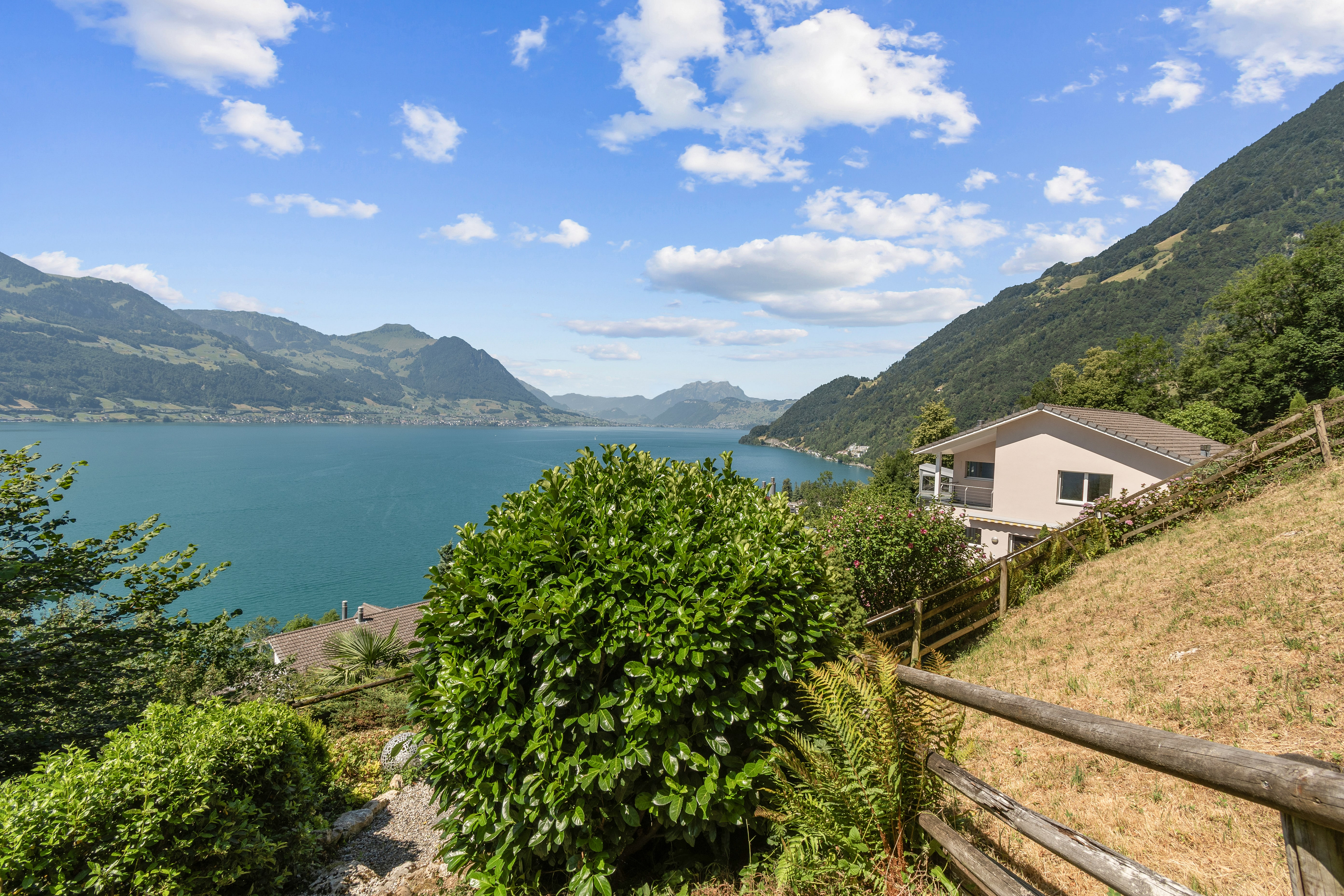 Dream home with a huge garden and unobstructed lake and Alpine views
