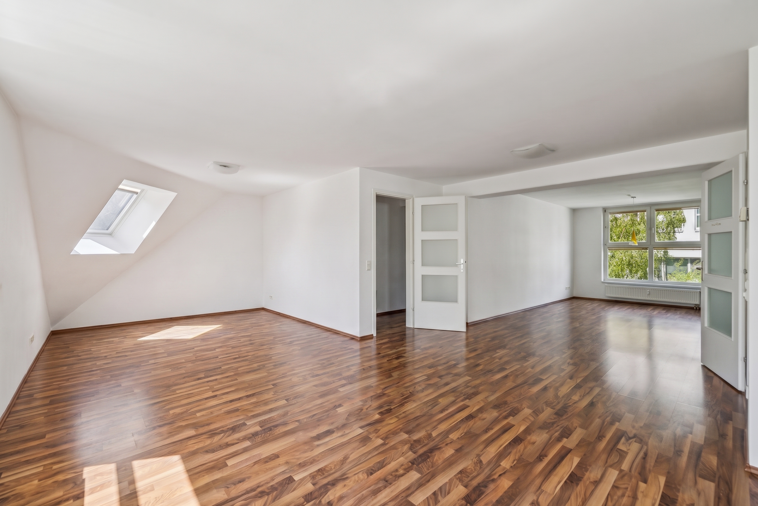 Traumhafte Familienwohnung mit ca.      45 m² Dachterrasse und Garagenstellplatz