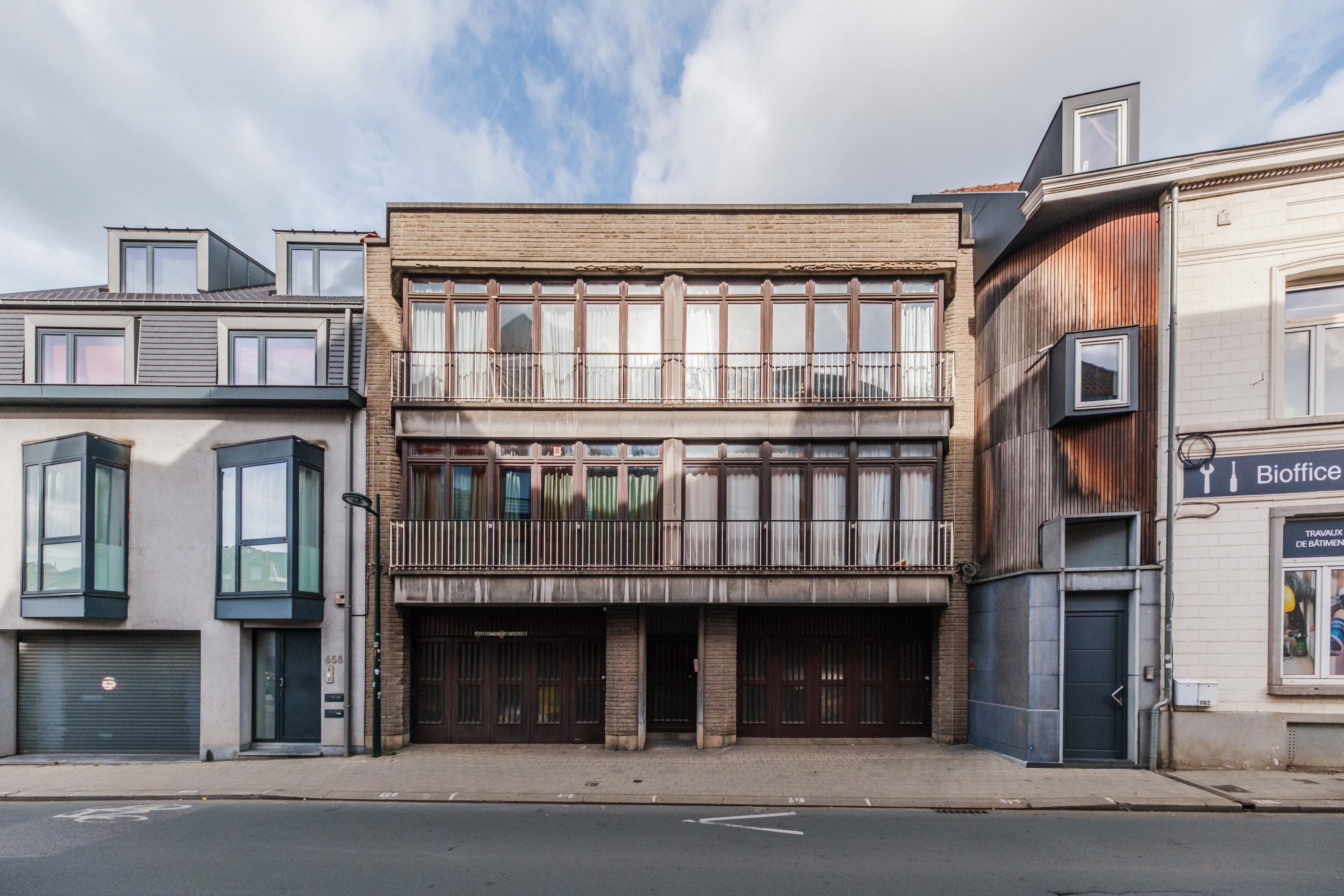 Place saint Job- Immeuble de rapport – 4 logements reconnus, bureaux & garages