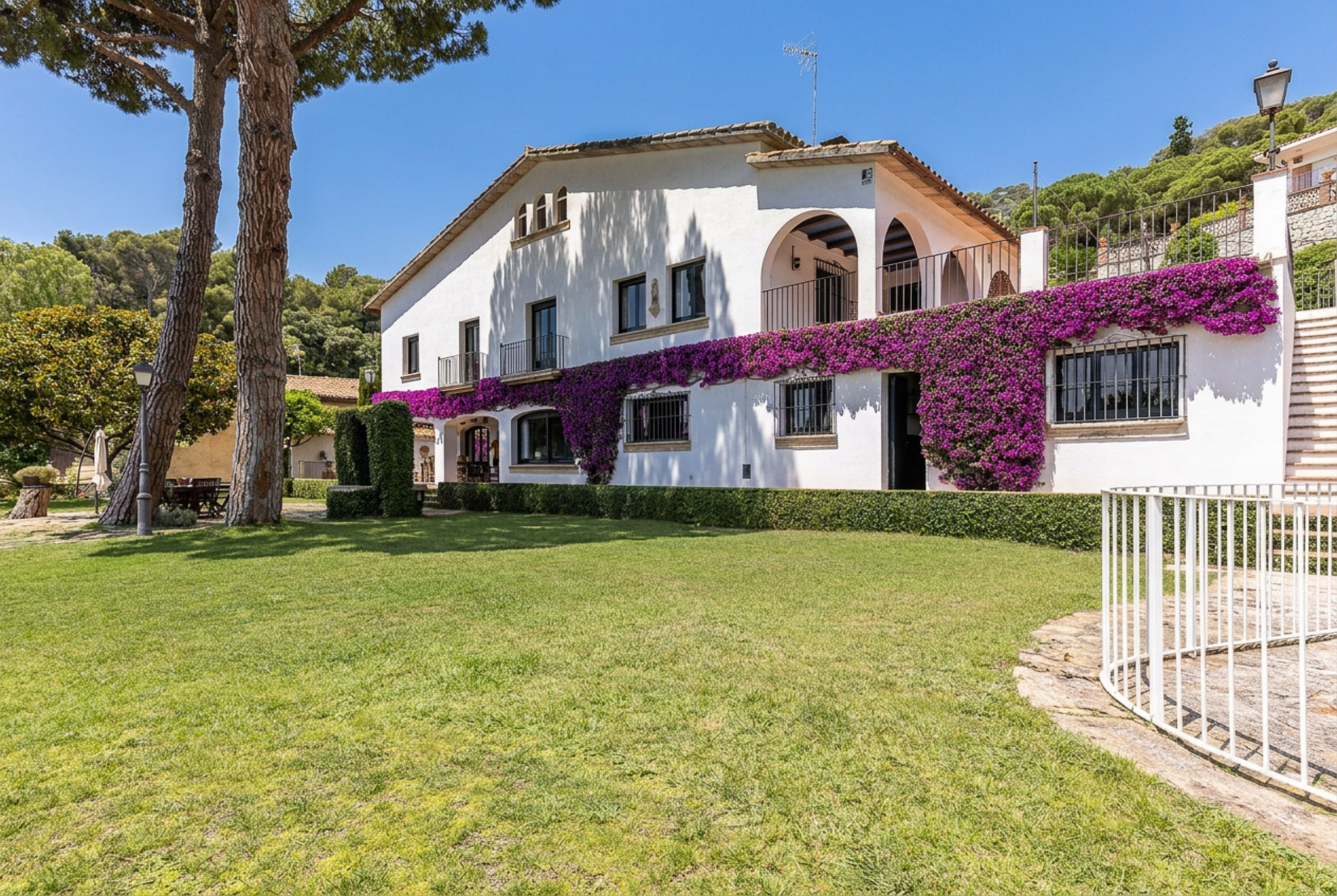 Exceptional villa with sea views and tourist license