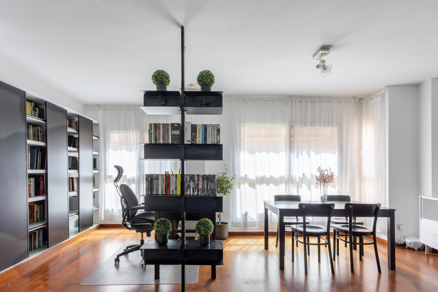 Charming home with parking space and storage room in Ruzafa