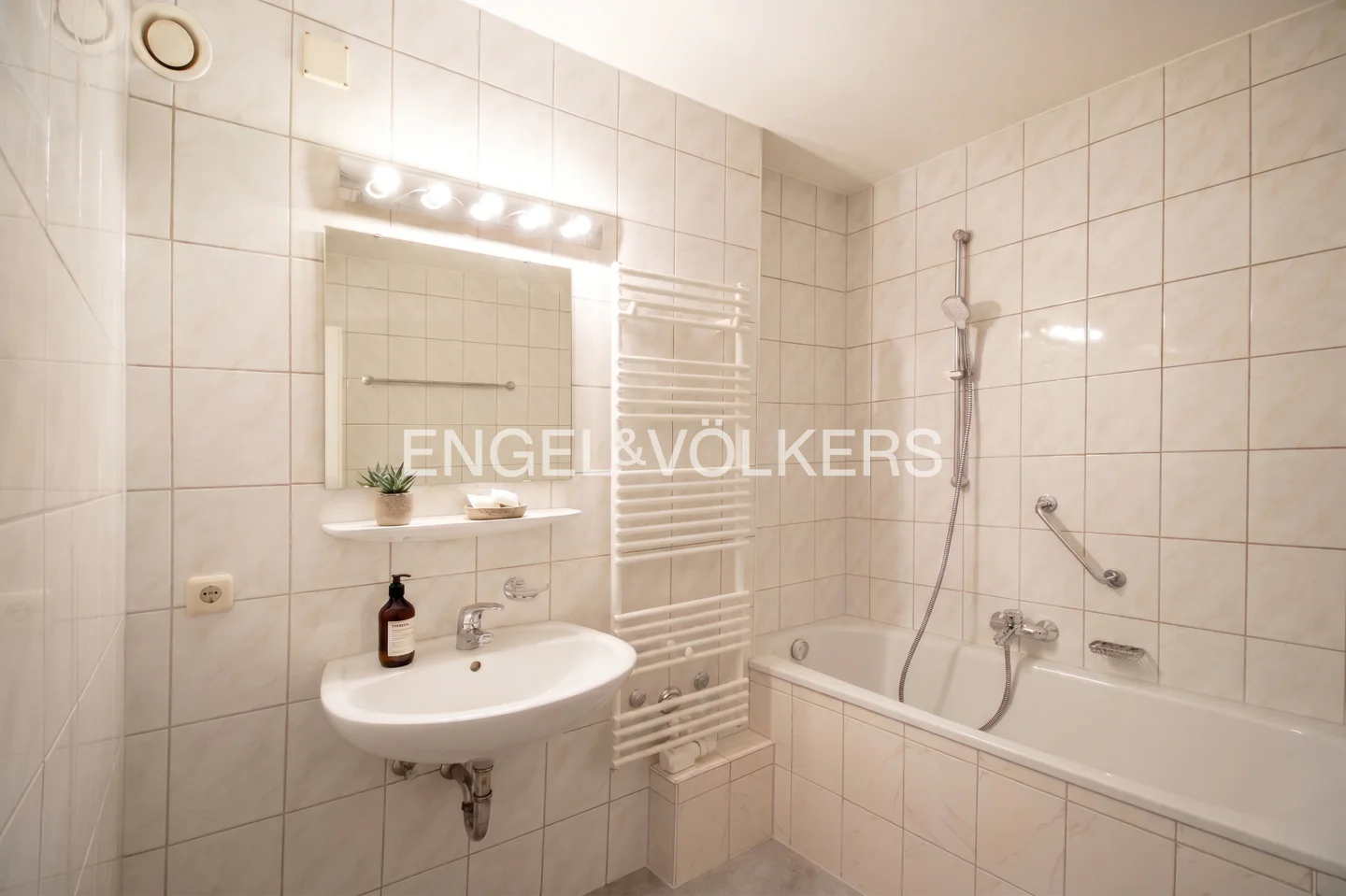 Lichtdurchflutete 3,5‑Zimmer‑Wohnung mit Terrasse und TG-Stellplatz in Innenstadtnähe - Photo 4