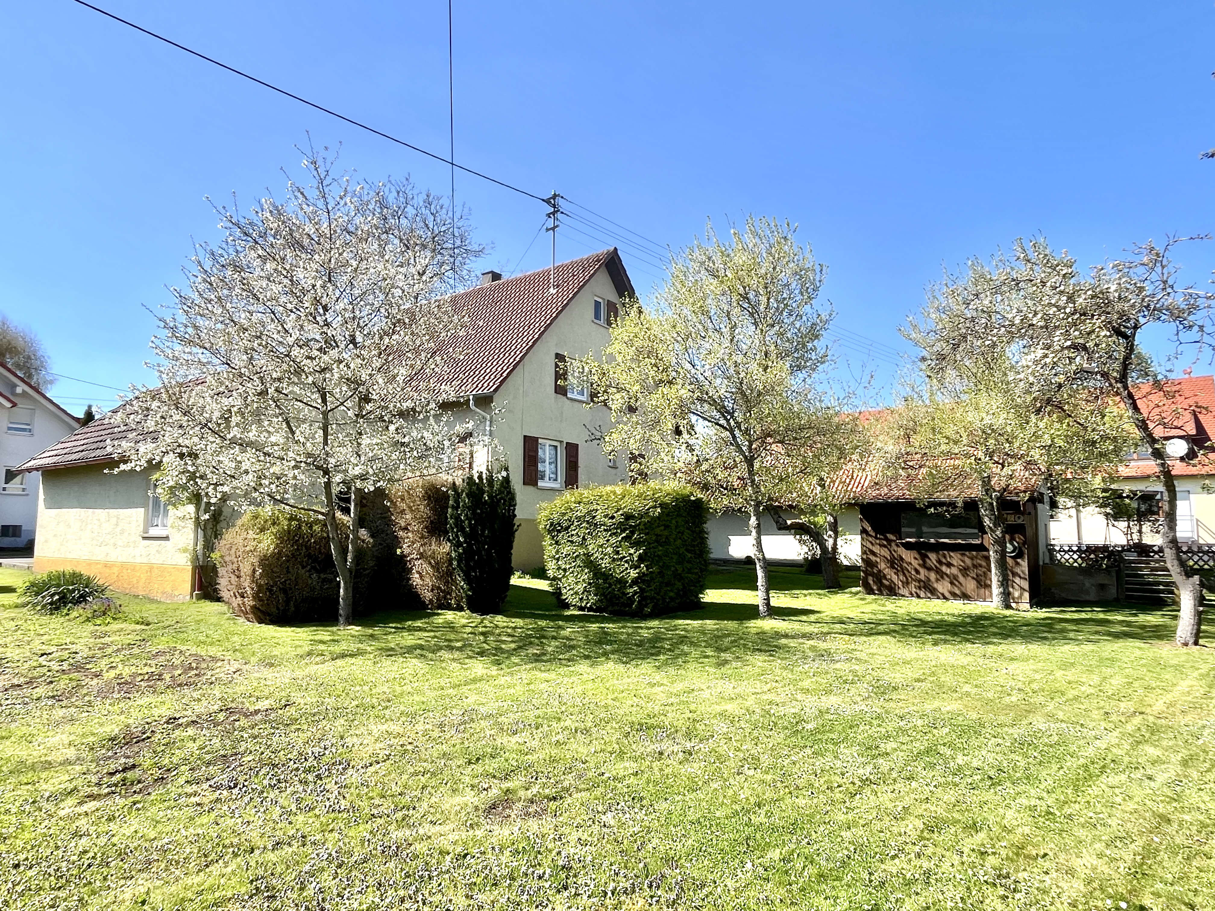 Massivgebautes Einfamilienhaus mit Garage und Werkstatt auf großzügigem 745 m² Grundstück