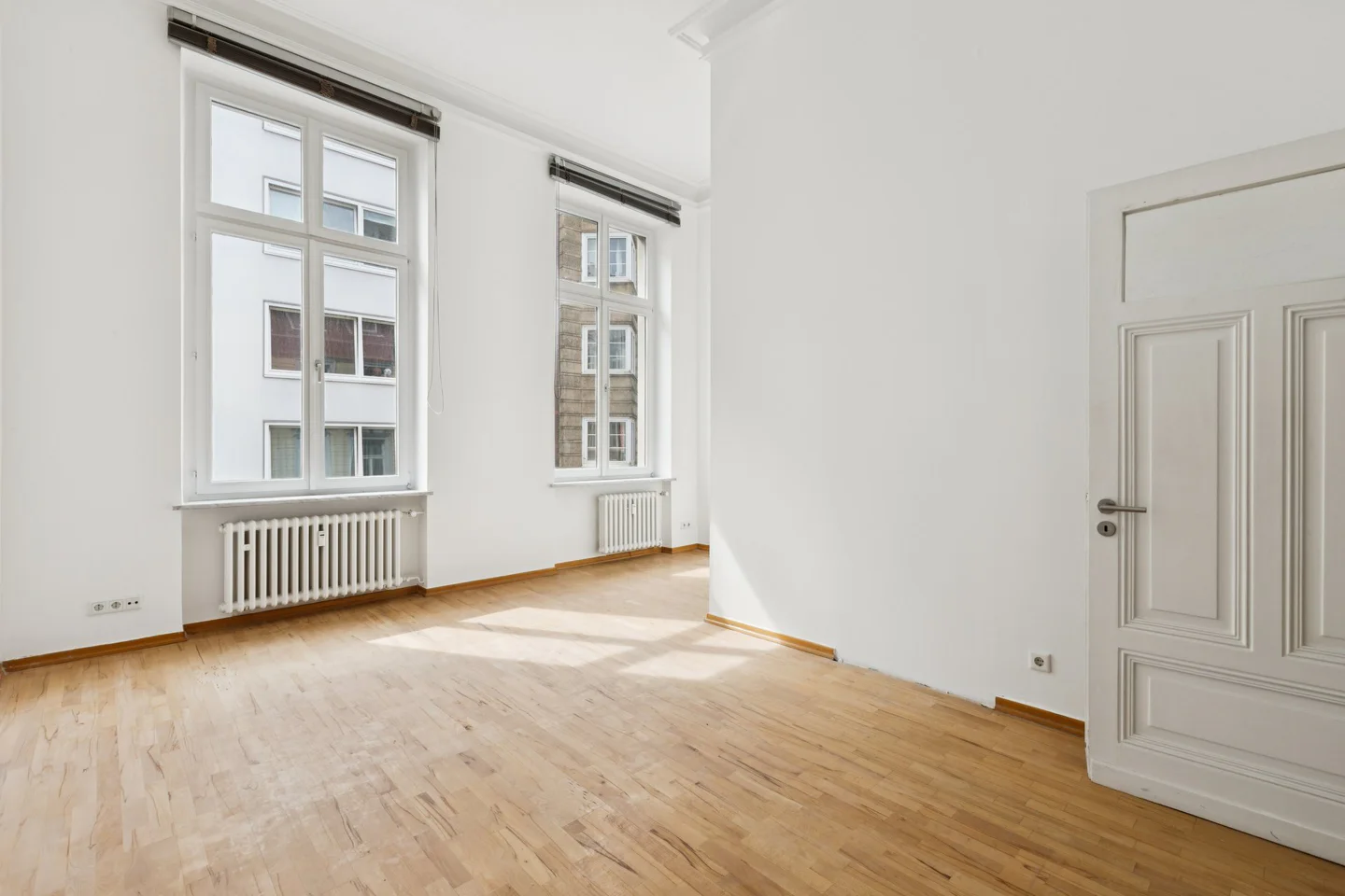 Stilvoller Altbau am Carlsplatz – eine echte Rarität - Foto 1