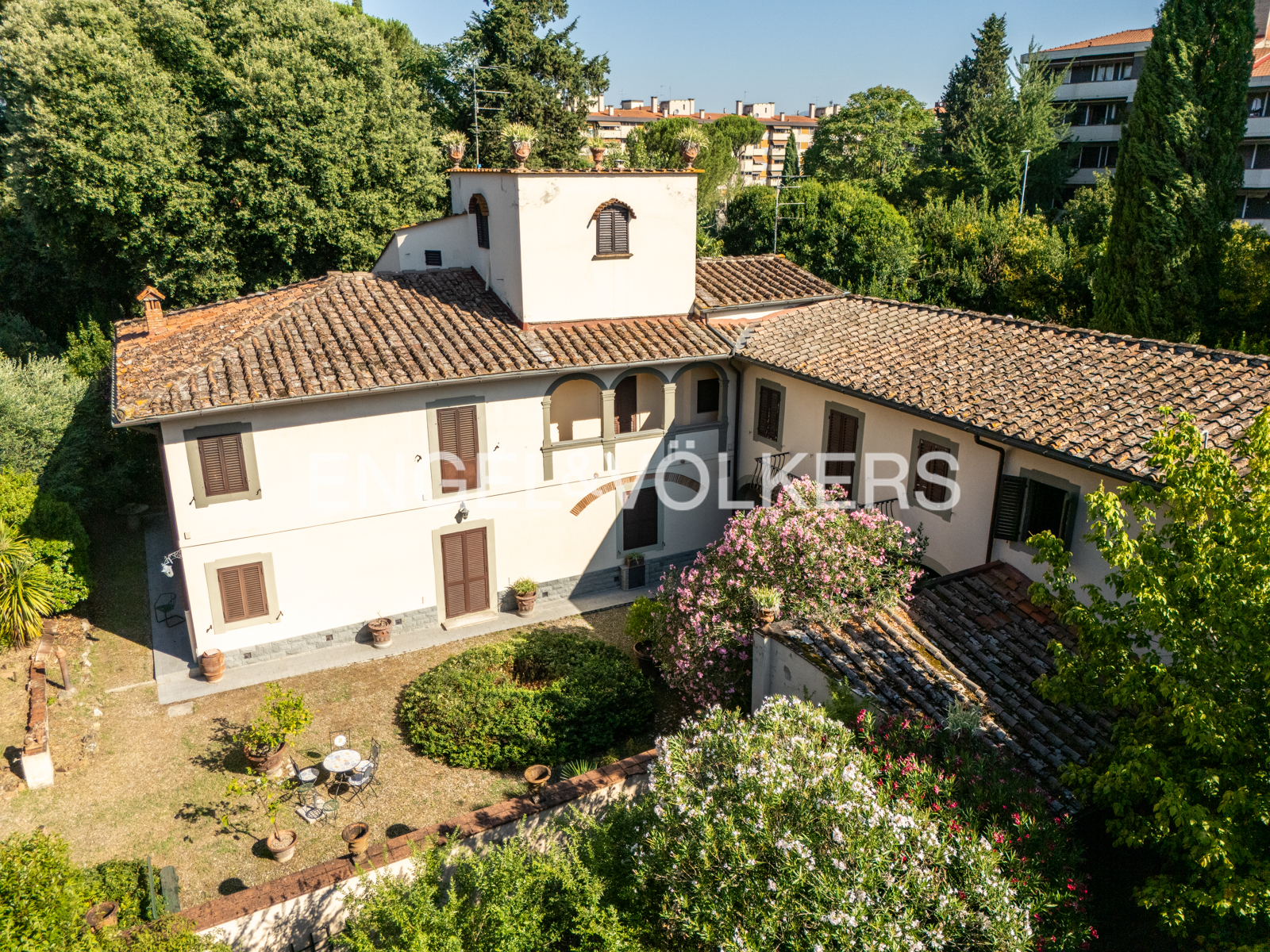 Prestigious Semi-Detached Villa with Exclusive Garden