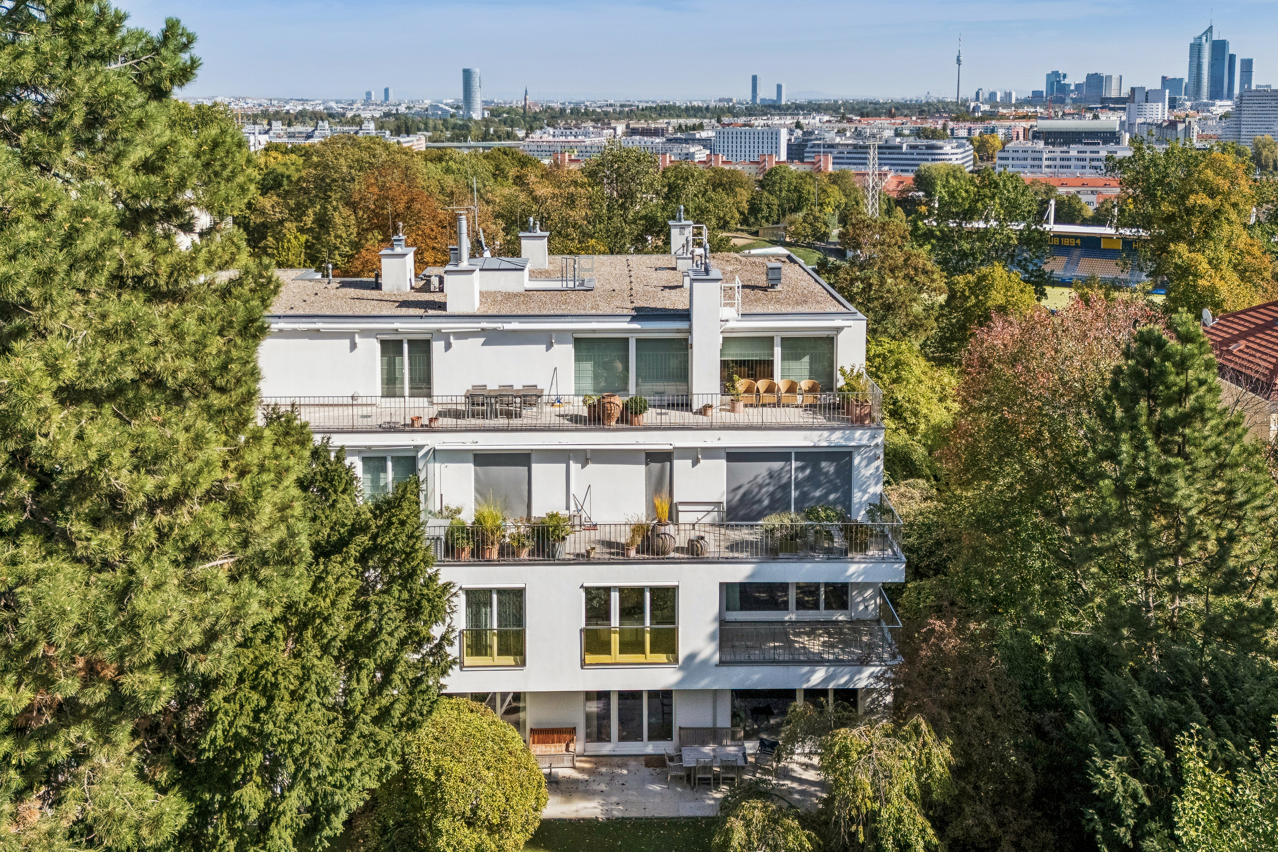Spacious family apartment with southwest-facing terrace and stunning garden views