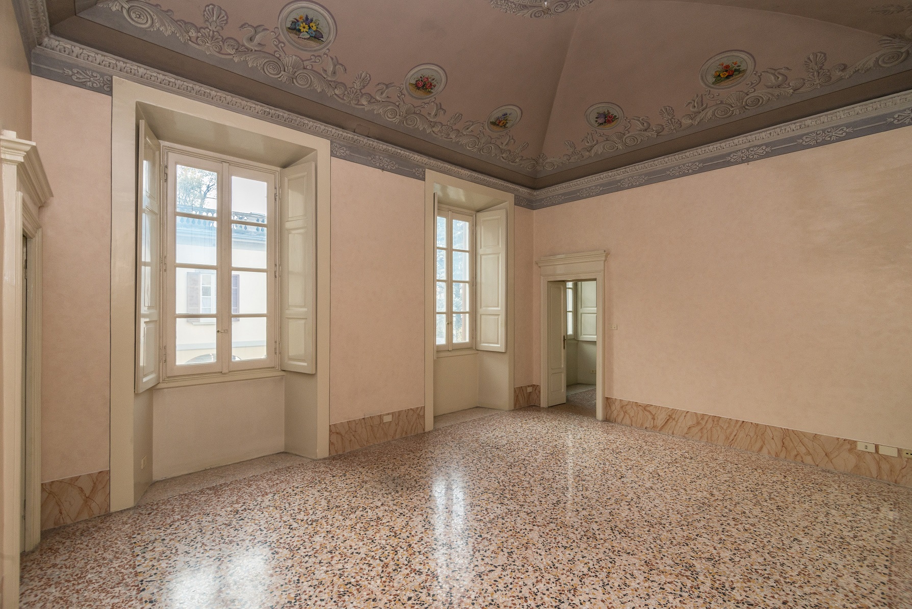 Exclusive apartment in historic villa with park and pond