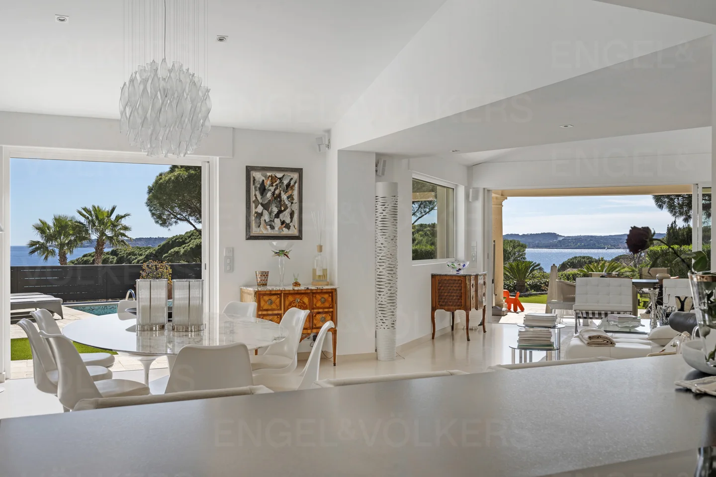 Neo-provençale property, walking distance to the town center and the beach.