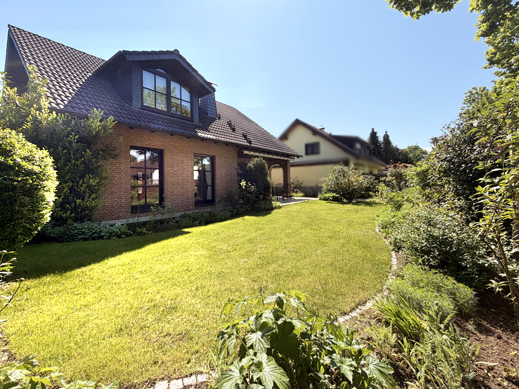 Freistehendes Einfamilienhaus mit Garten und Garage