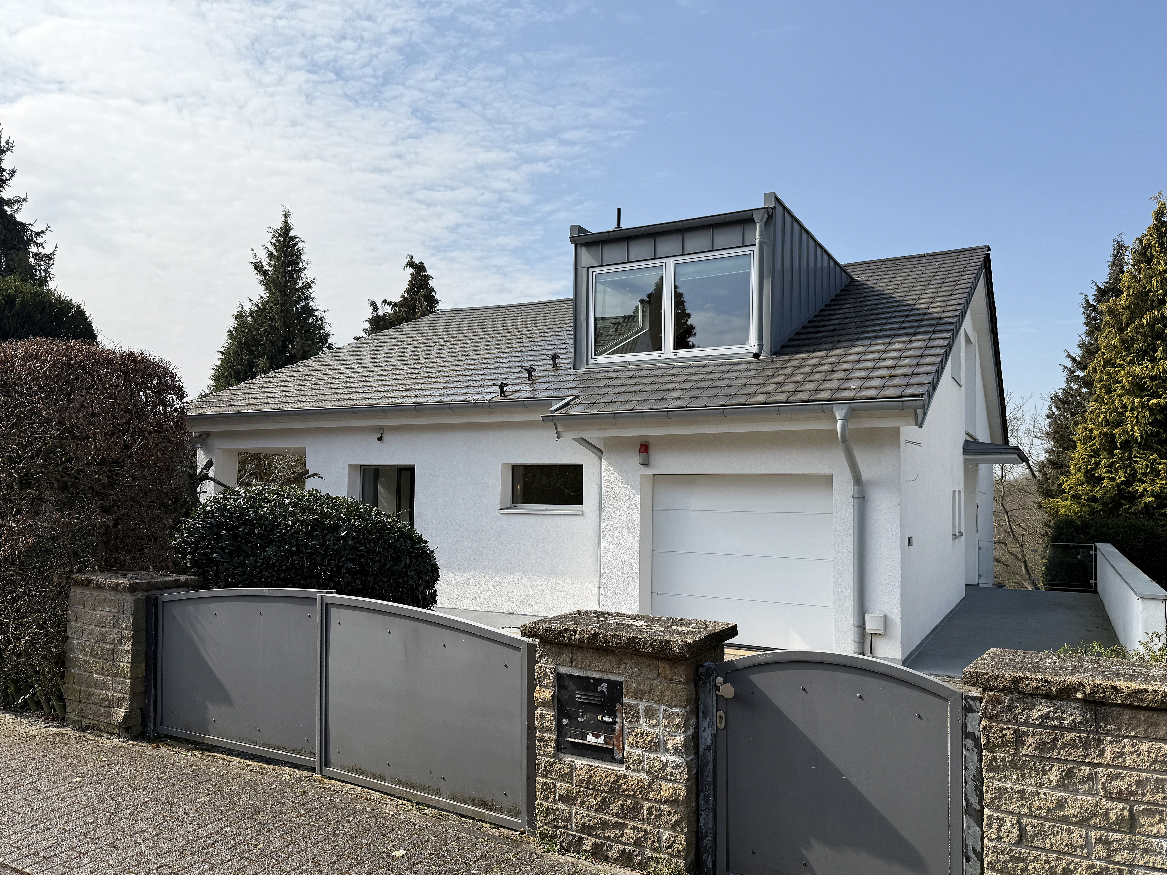 Gesundes Wohnen - Großes EFH mit Einliegerwohnung und Fernblick in begehrter Höhenlage