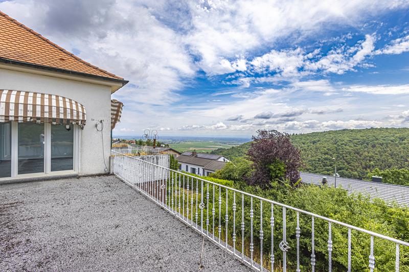 Panoramablick: Großzügige Villa mit viel Potential in ruhiger Lage!