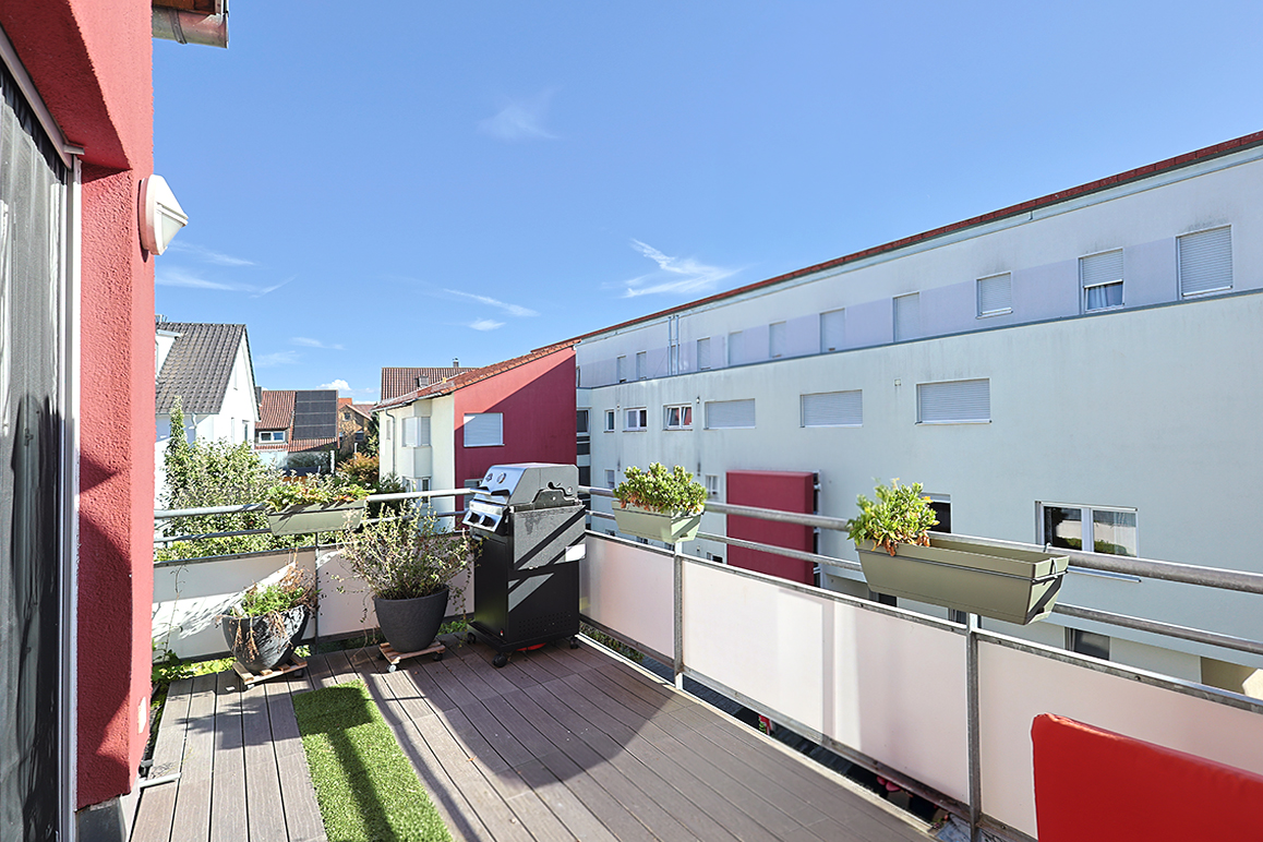 Einziehen & wohlfühlen: Modernisierte Wohnung mit hohen Decken und Balkon