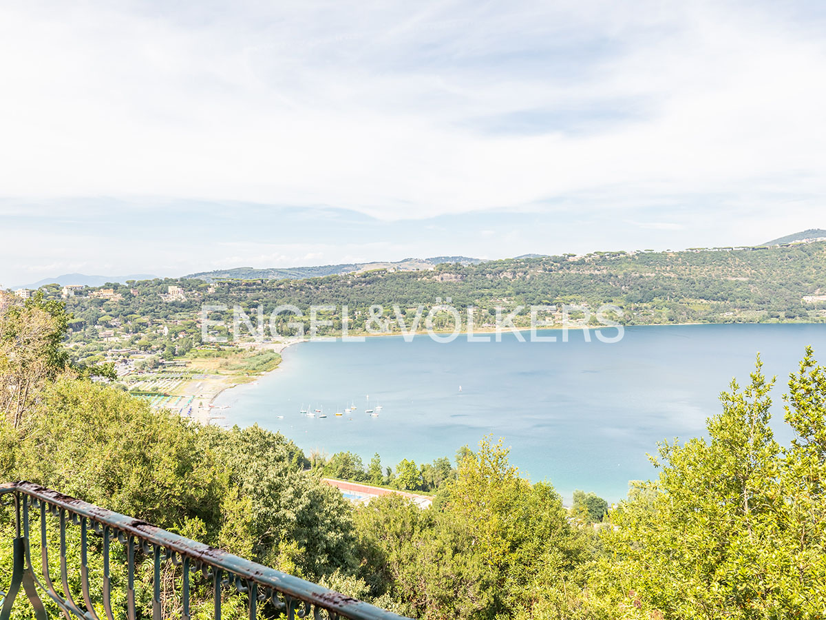 Panoramic apartment in Castel Gandolfo