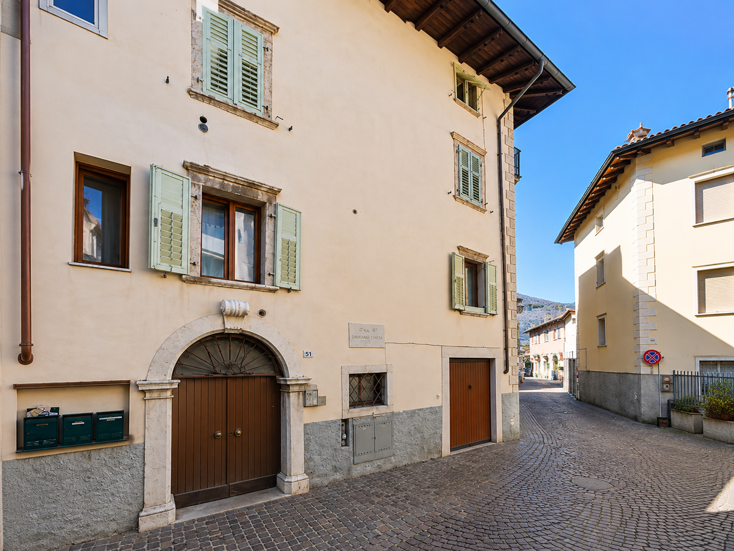 New, modern and bright three-room apartment, completely renovated!