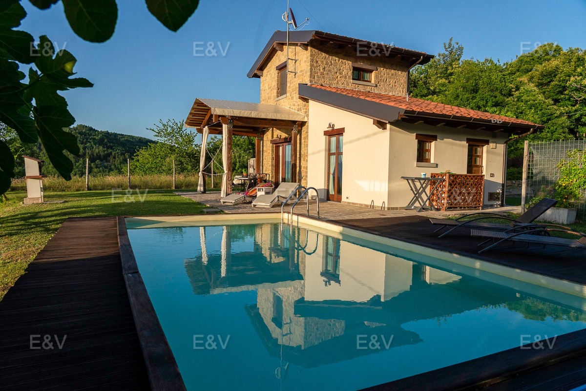 Small farmhouse with a pool and panoramic views of the Casentino