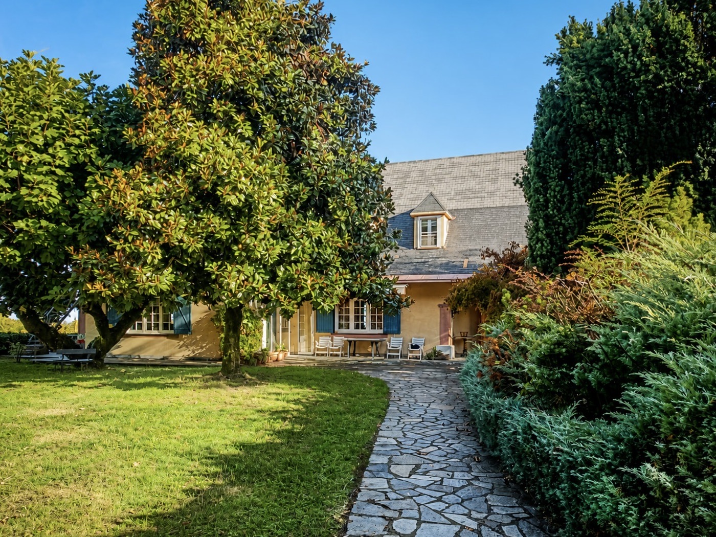 The privilege of peace and quiet, the charm of a villa surrounded by greenery