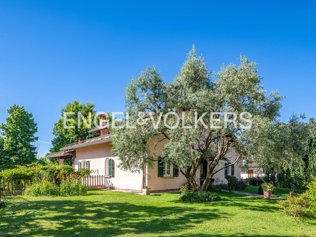 Single villa with garden and panoramic view