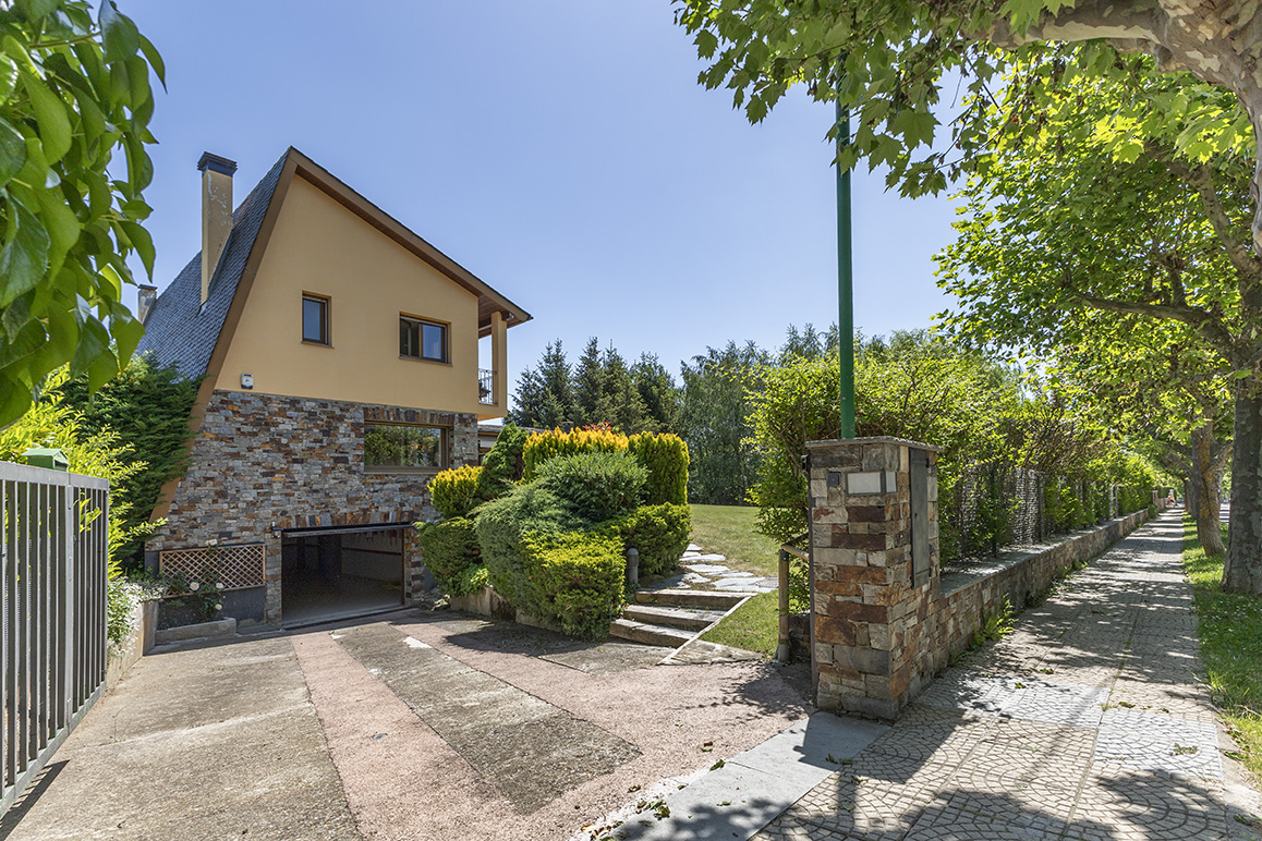 Gran casa sobre 2 parcel·les