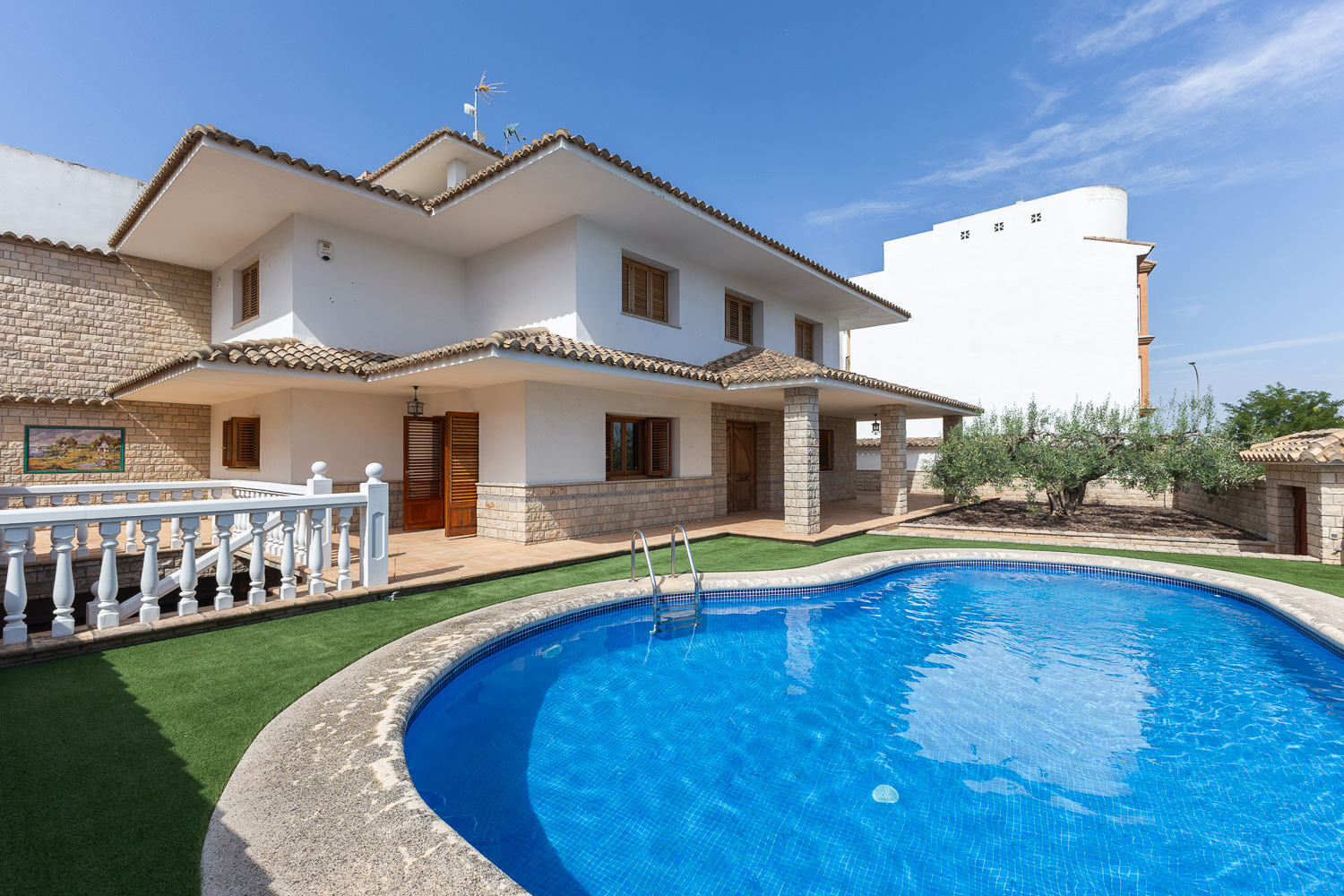 Exclusive residence with a pool, garden, barbecue area, and four-car garage in Favara, near Valencia’s beaches and just 40 minutes from Valencia.