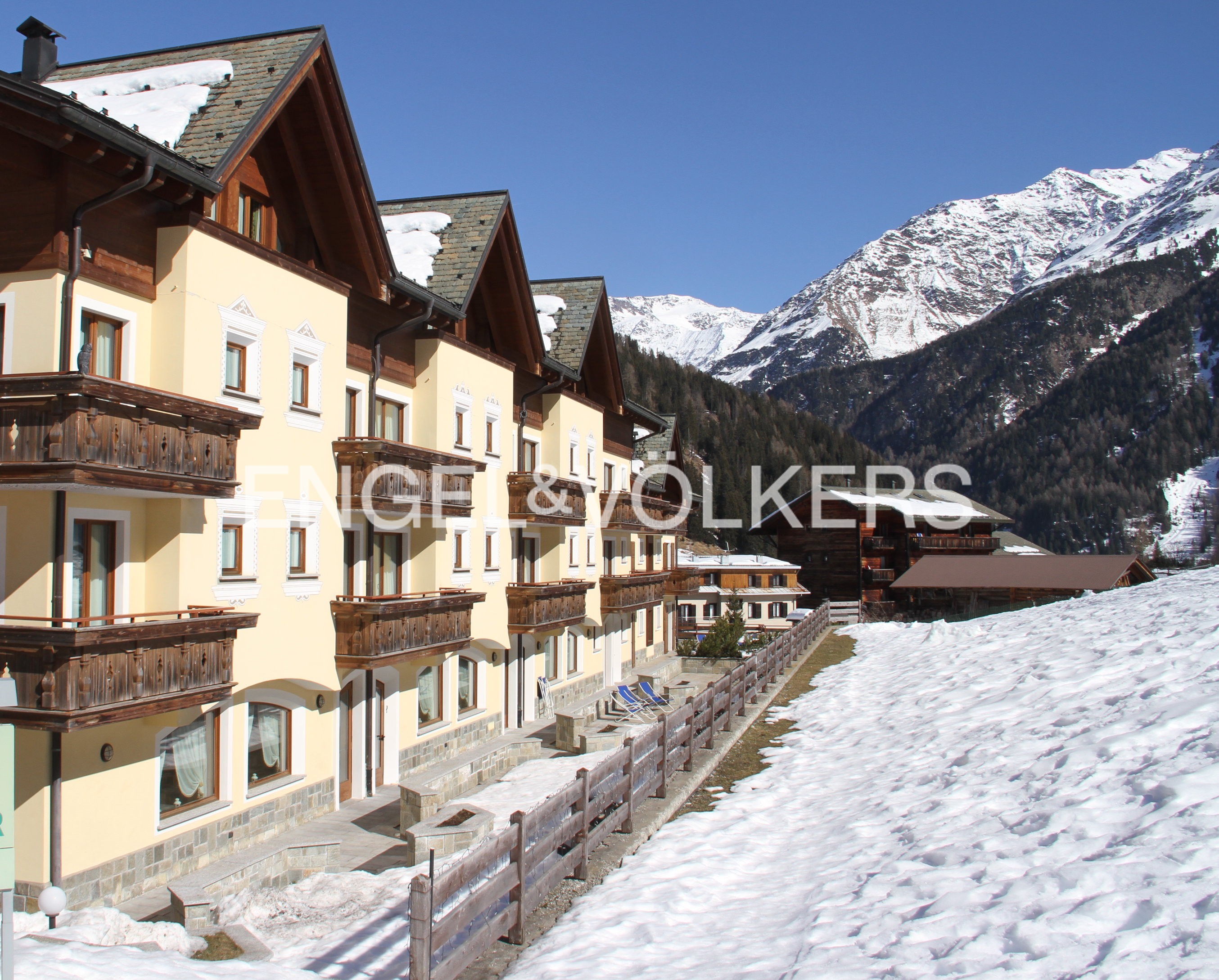 Alpine-style apartment in an elegant residence
