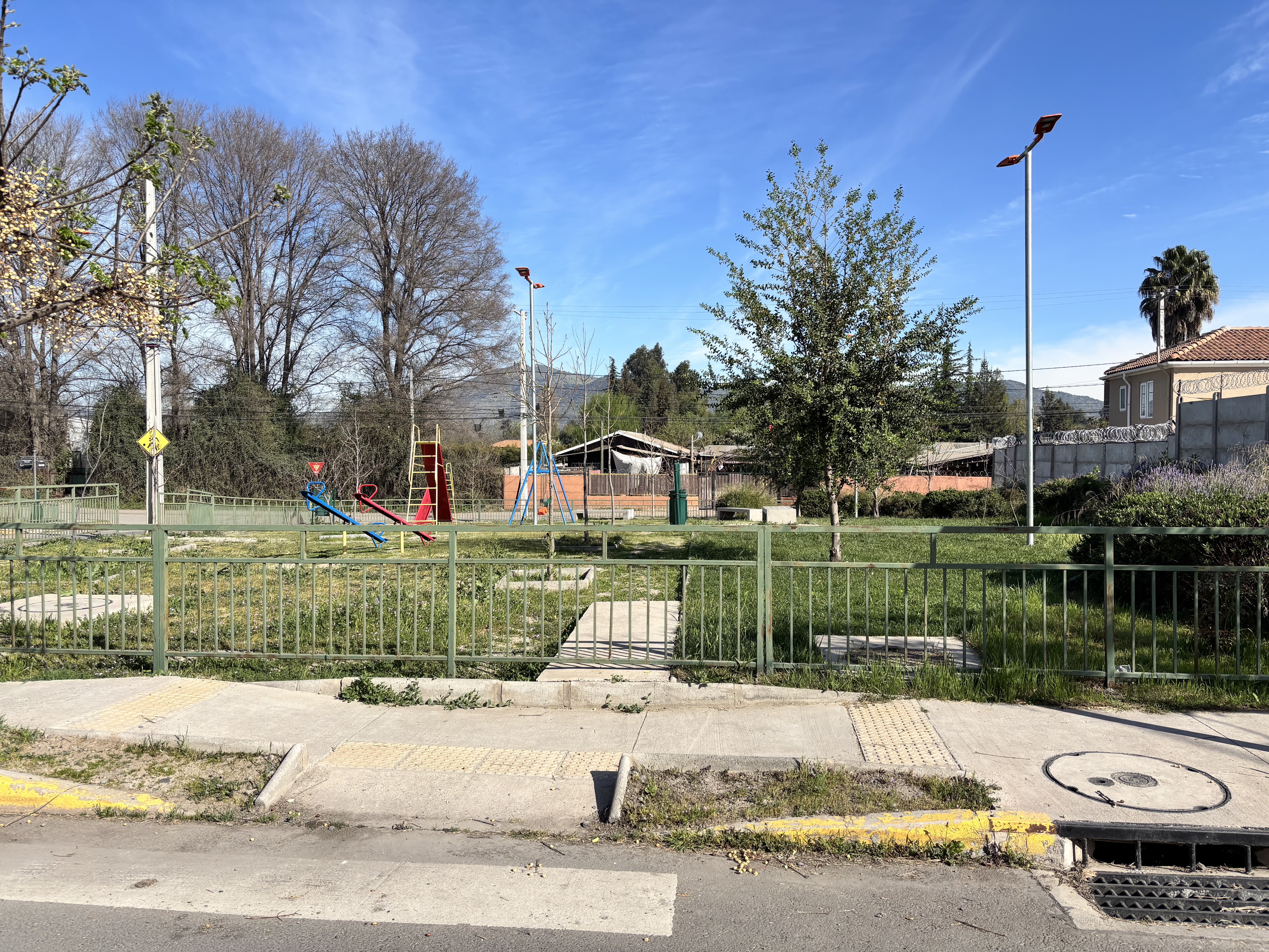 Arriendo casa en Buin, barrio tranquilo y seguro.