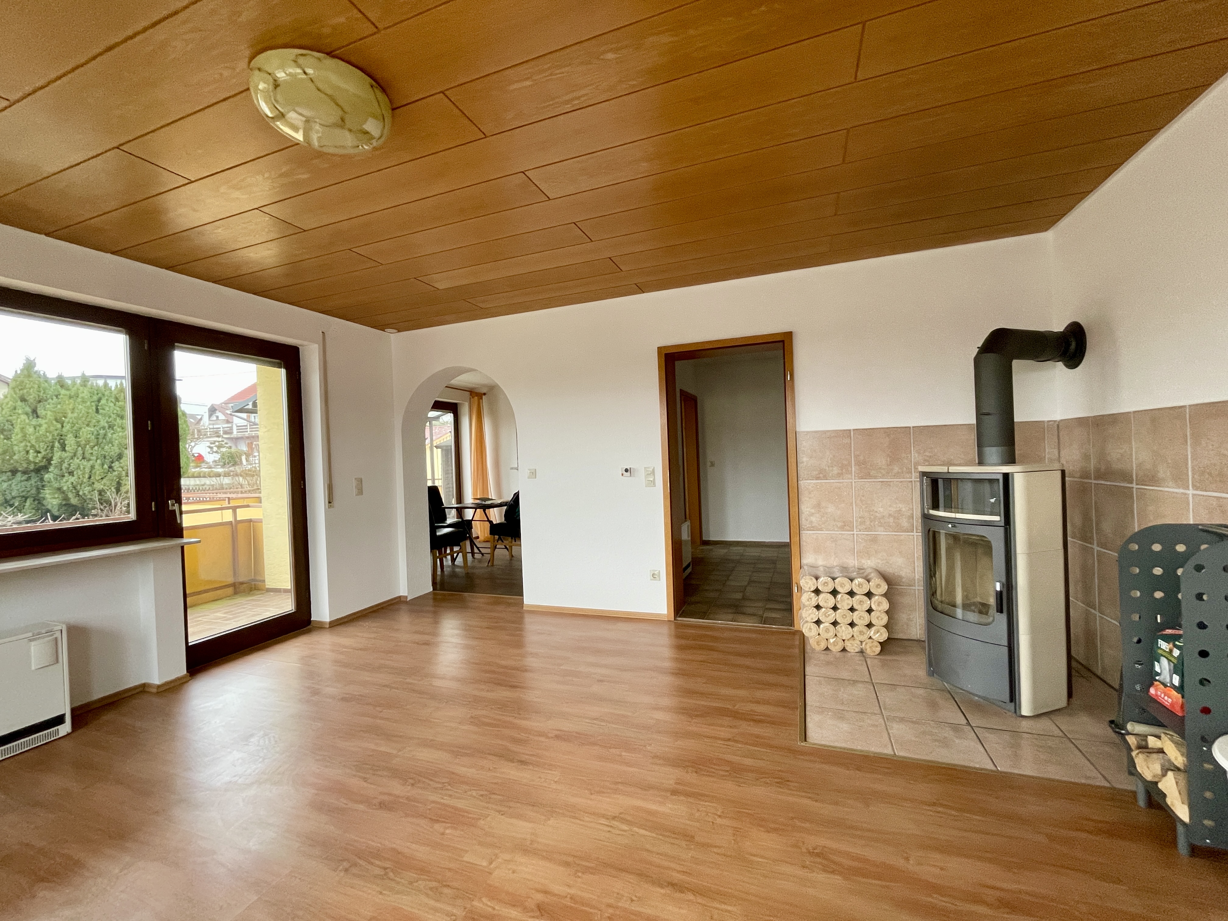 Attraktive Kapitalanlage: Vermietete 4,5-Zimmer-EG-Wohnung mit Garage und Terrasse