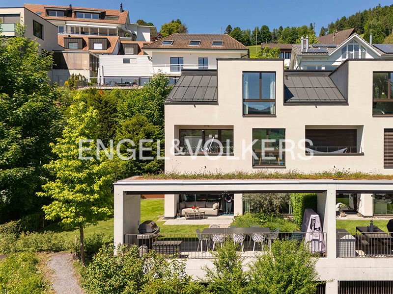 GARDEN RETREAT | Elegant Family Home surrounded by Greenery