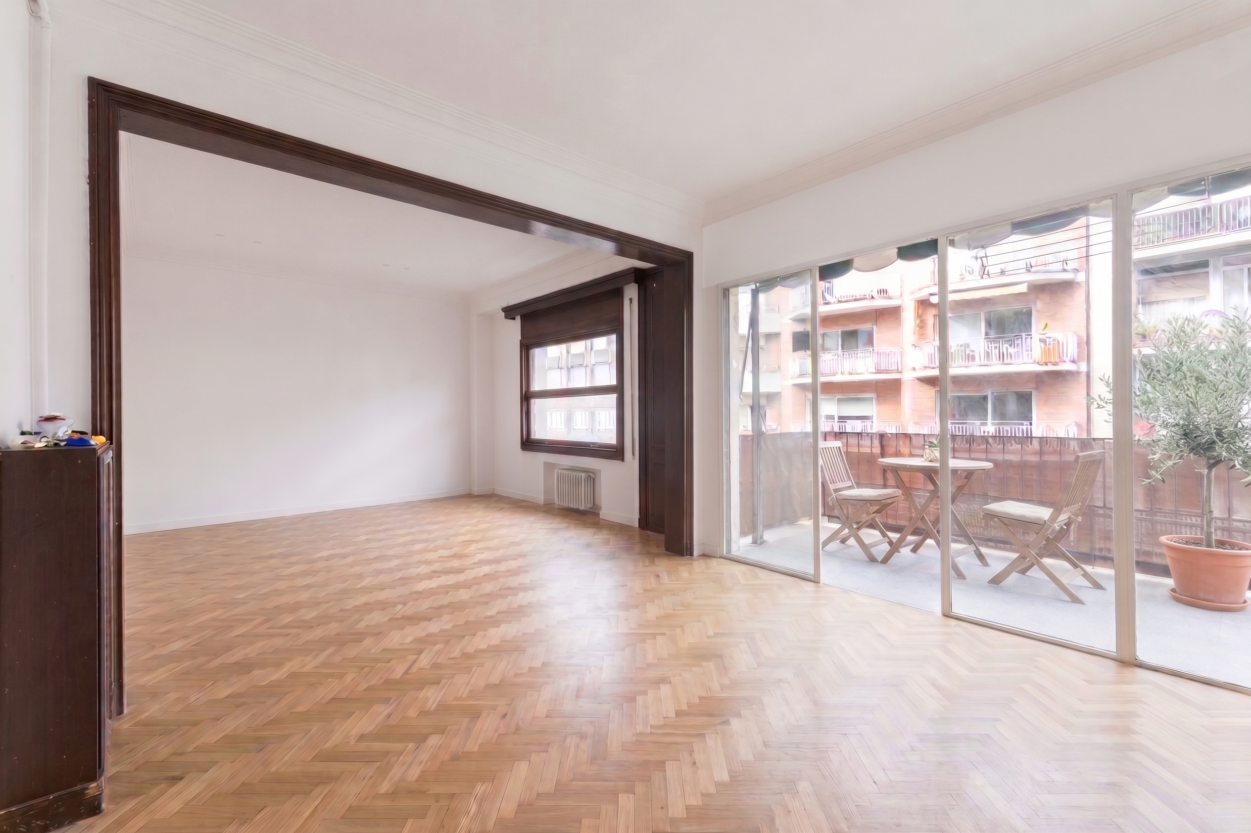 Upper-floor flat, with terrace, parking and great potential for renovation