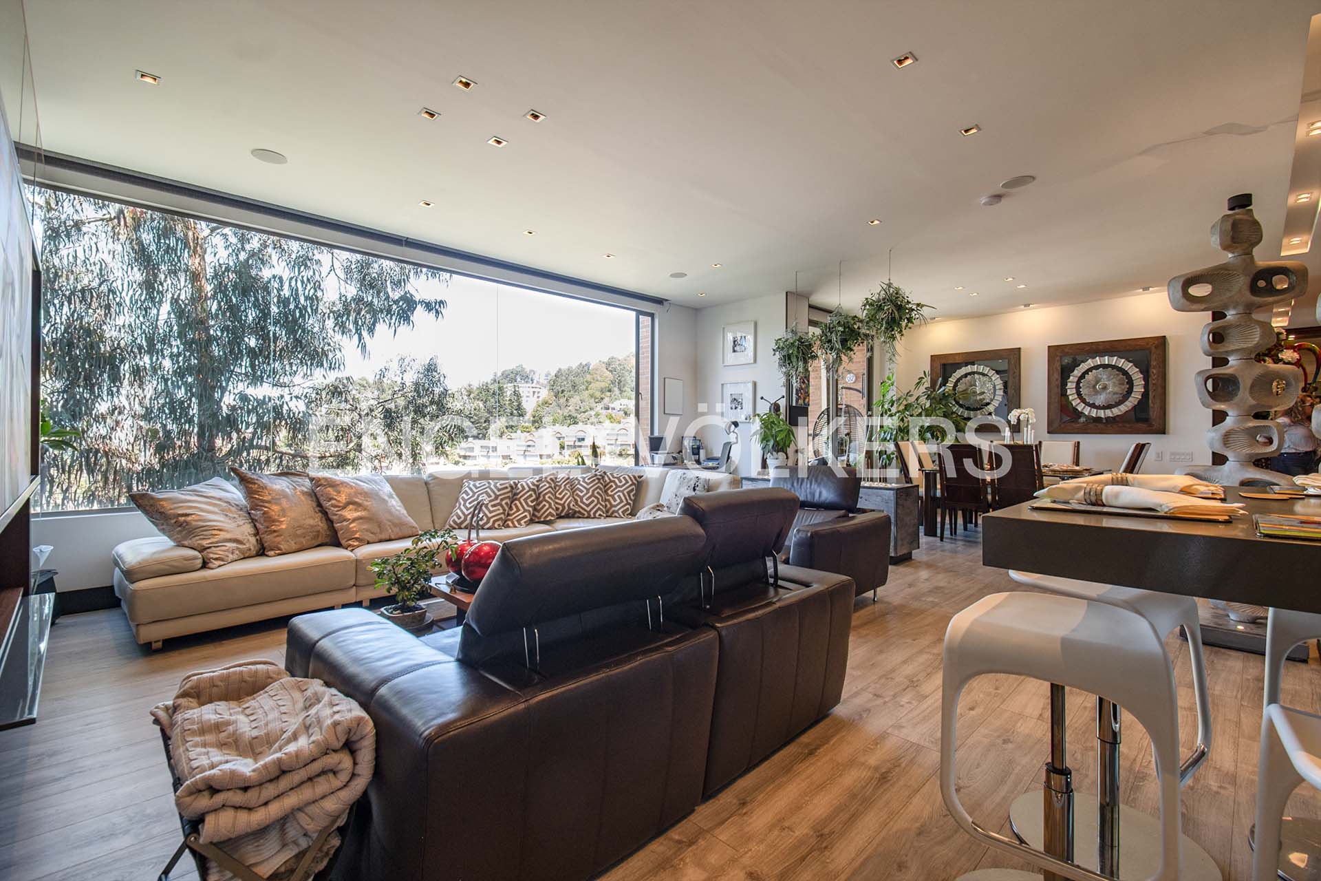 Moderno apartamento con balcón para venta en Montereserva