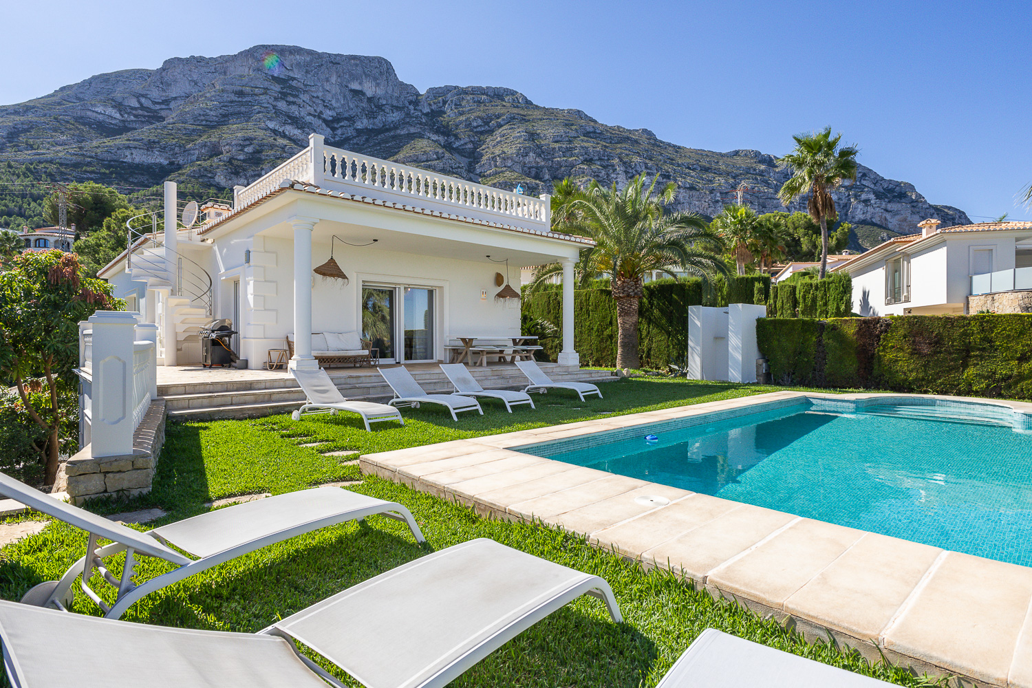 Licensed rental house with pool and sea views in Denia