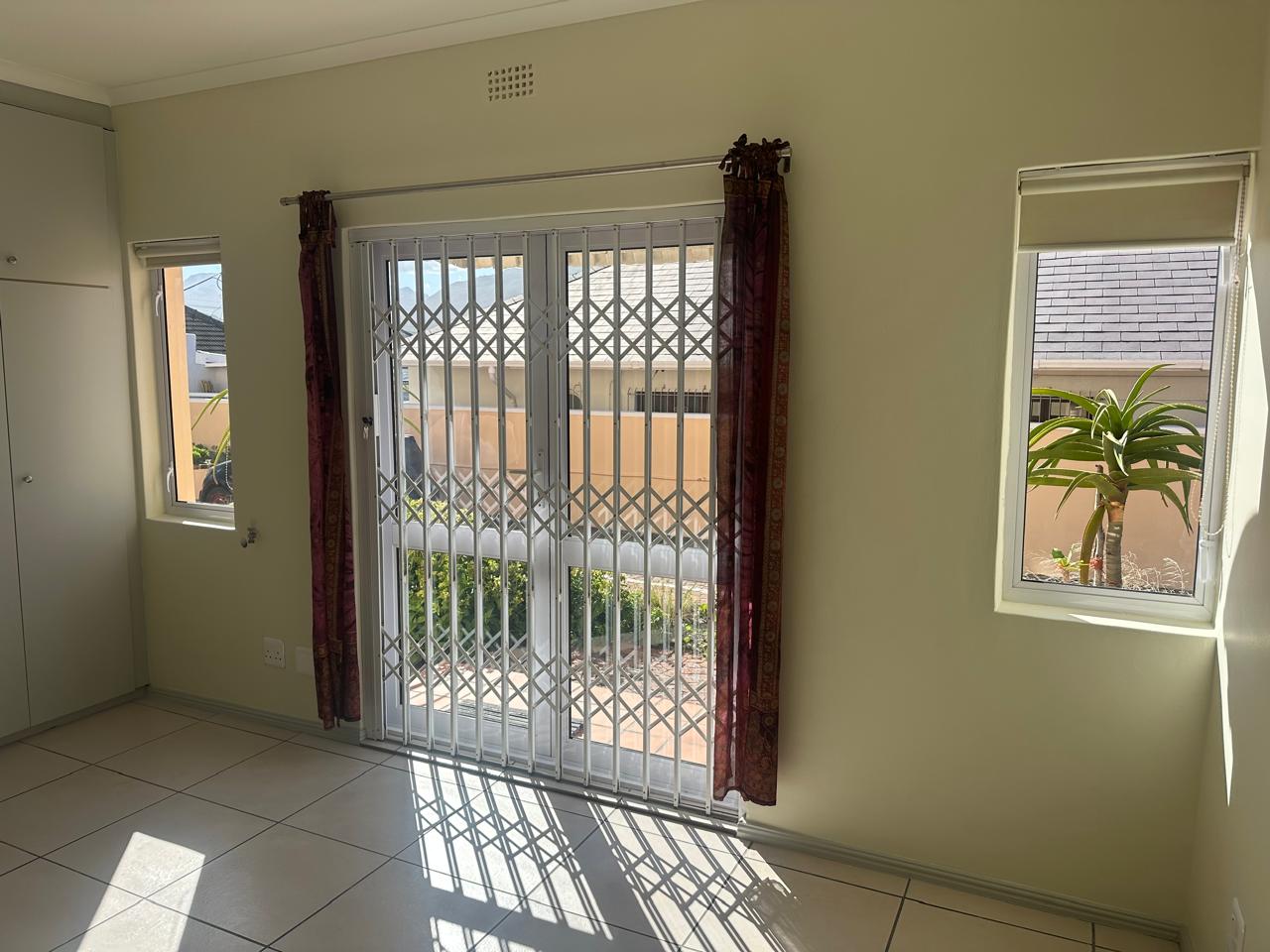 1 bedroom apartment in Outspan Lodge Fish Hoek