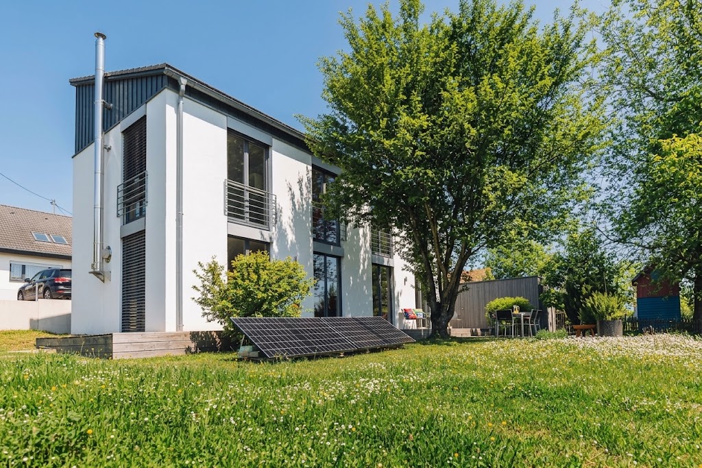 Licht, Raum & Horizont: Modernes Split-Level-Haus mit unverbaubarer Südlage [AI-modified]